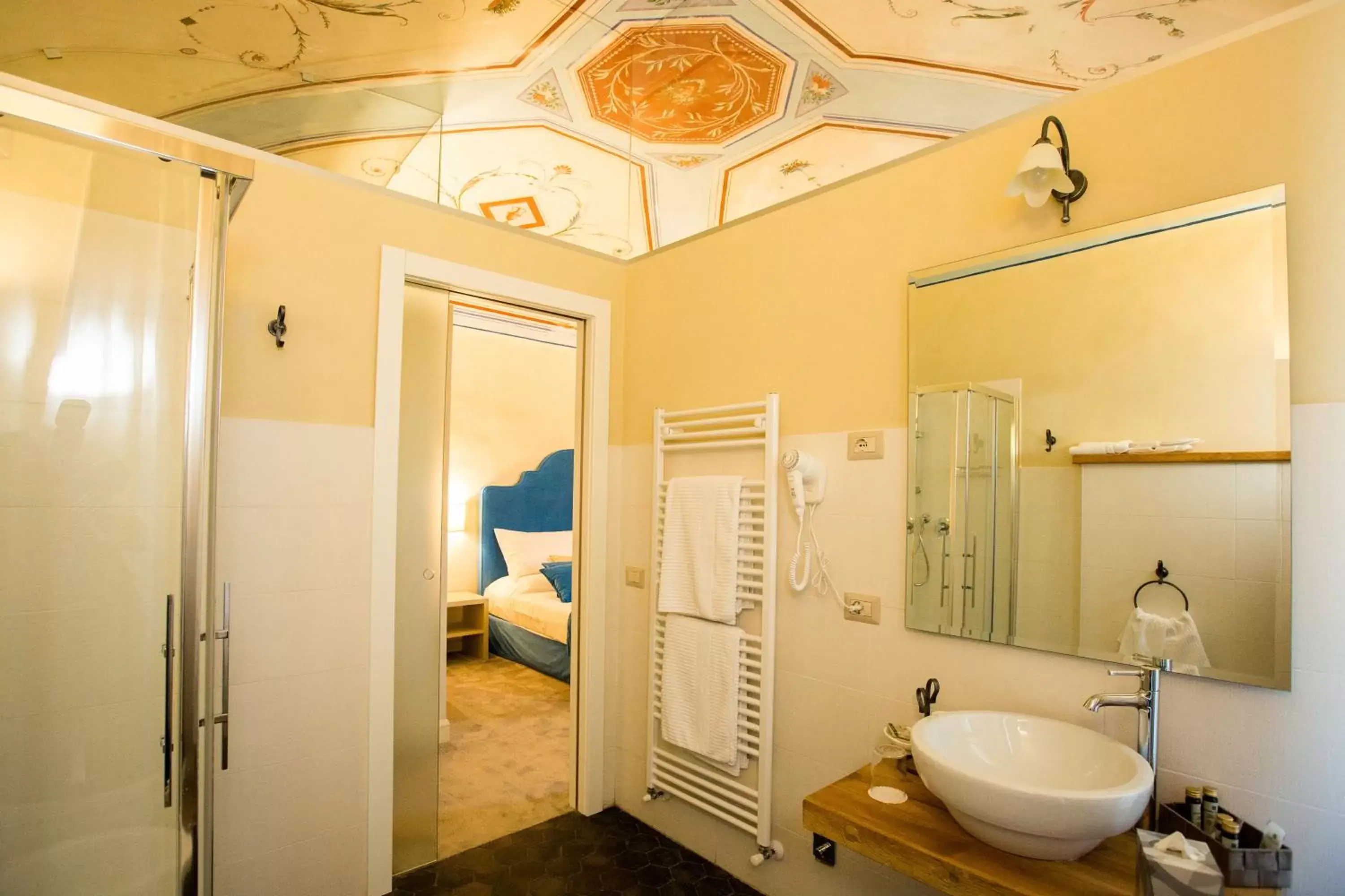 Bathroom in Palazzo Franceschini