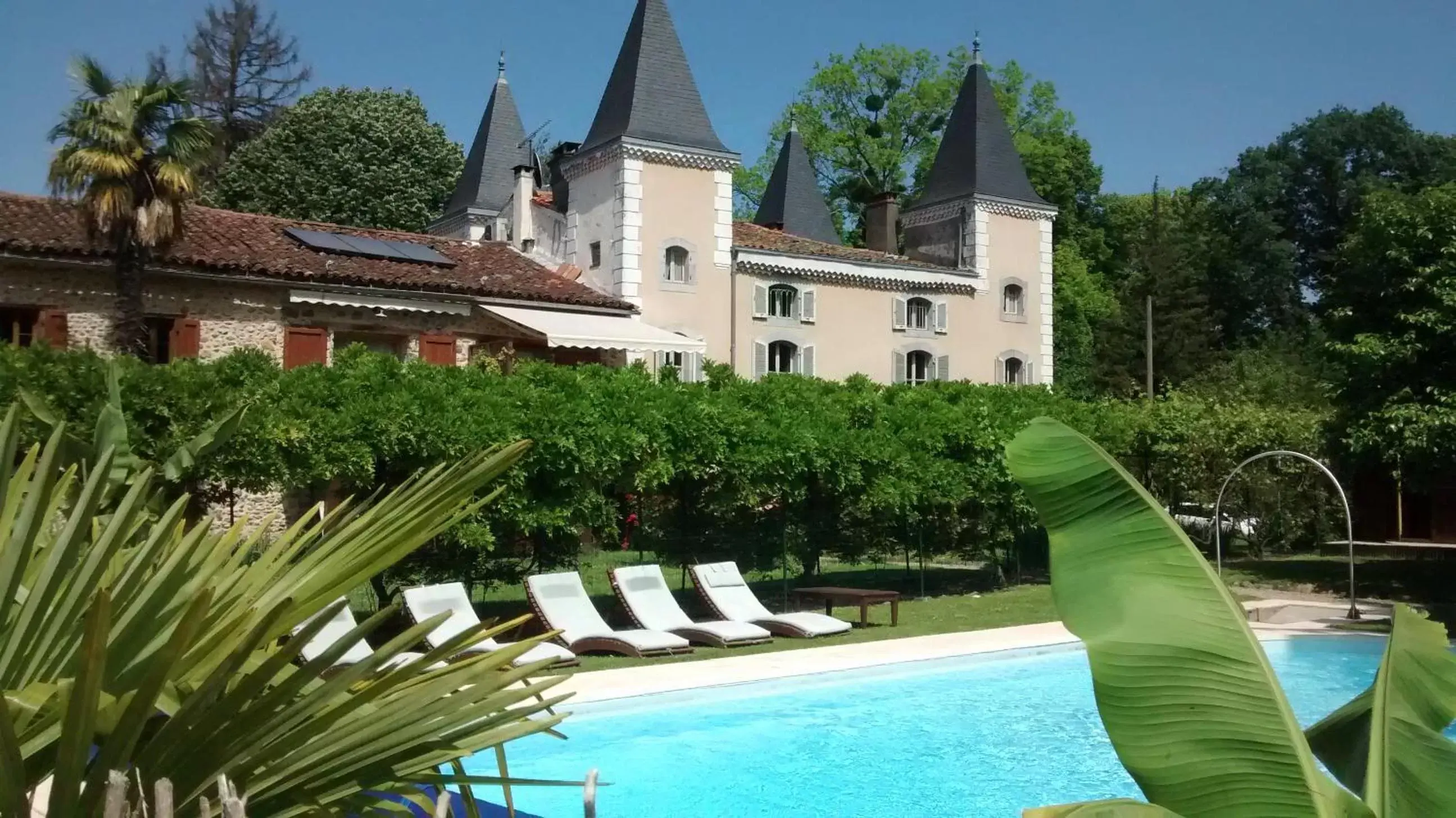 Swimming Pool in Hotel Logis - Chateau de Beauregard