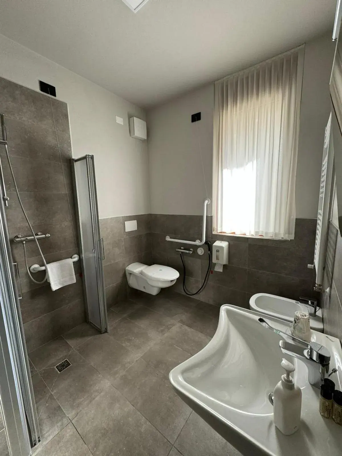 Bathroom in Continental Hotel