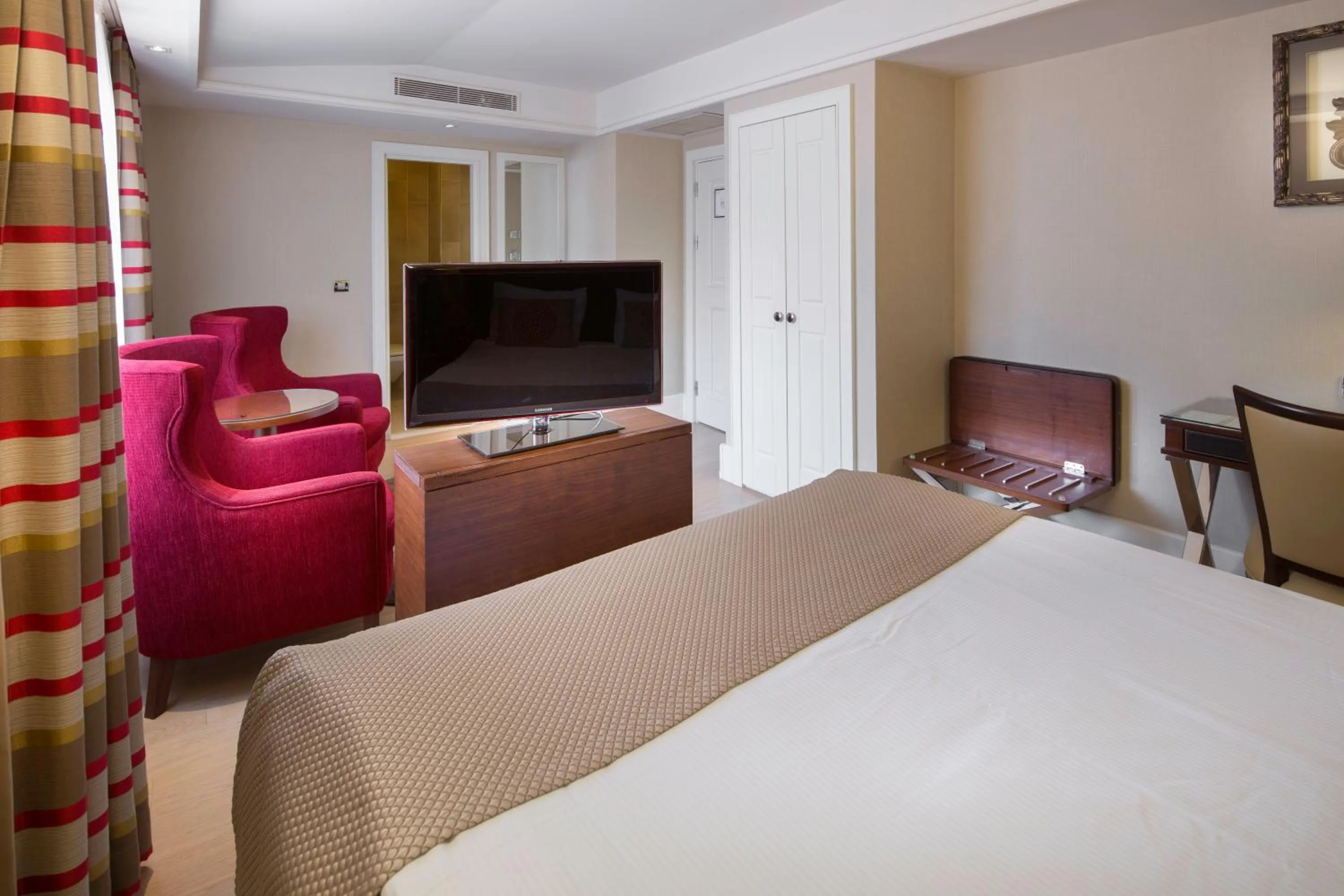 Bed in Titanic Comfort Sisli