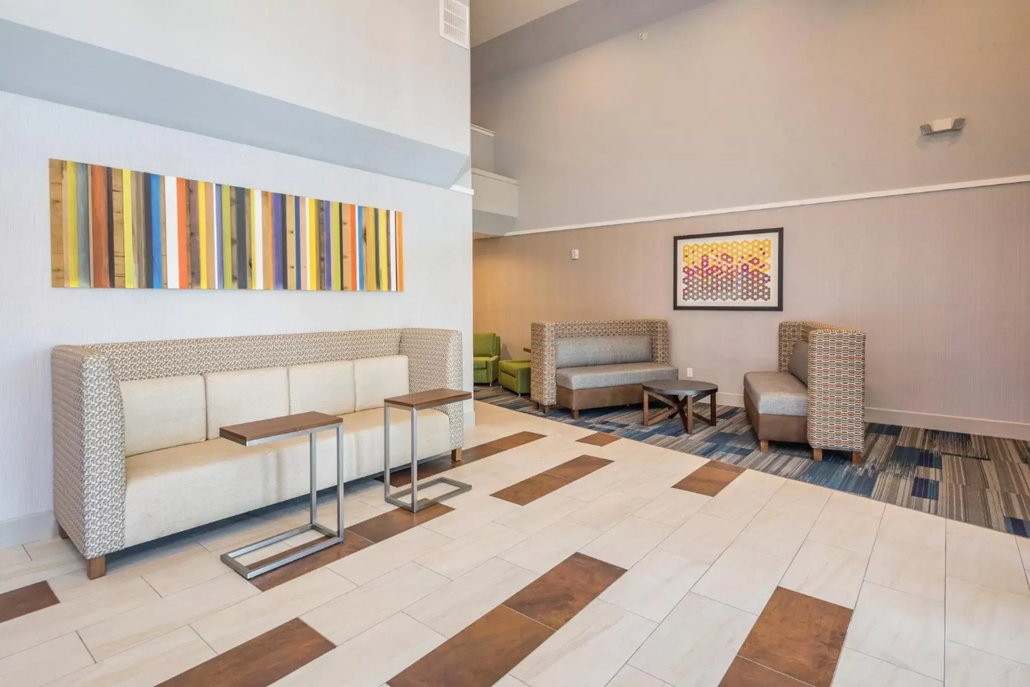 Lobby or reception, Seating Area in Holiday Inn Express - Sunnyvale - Silicon Valley, an IHG Hotel