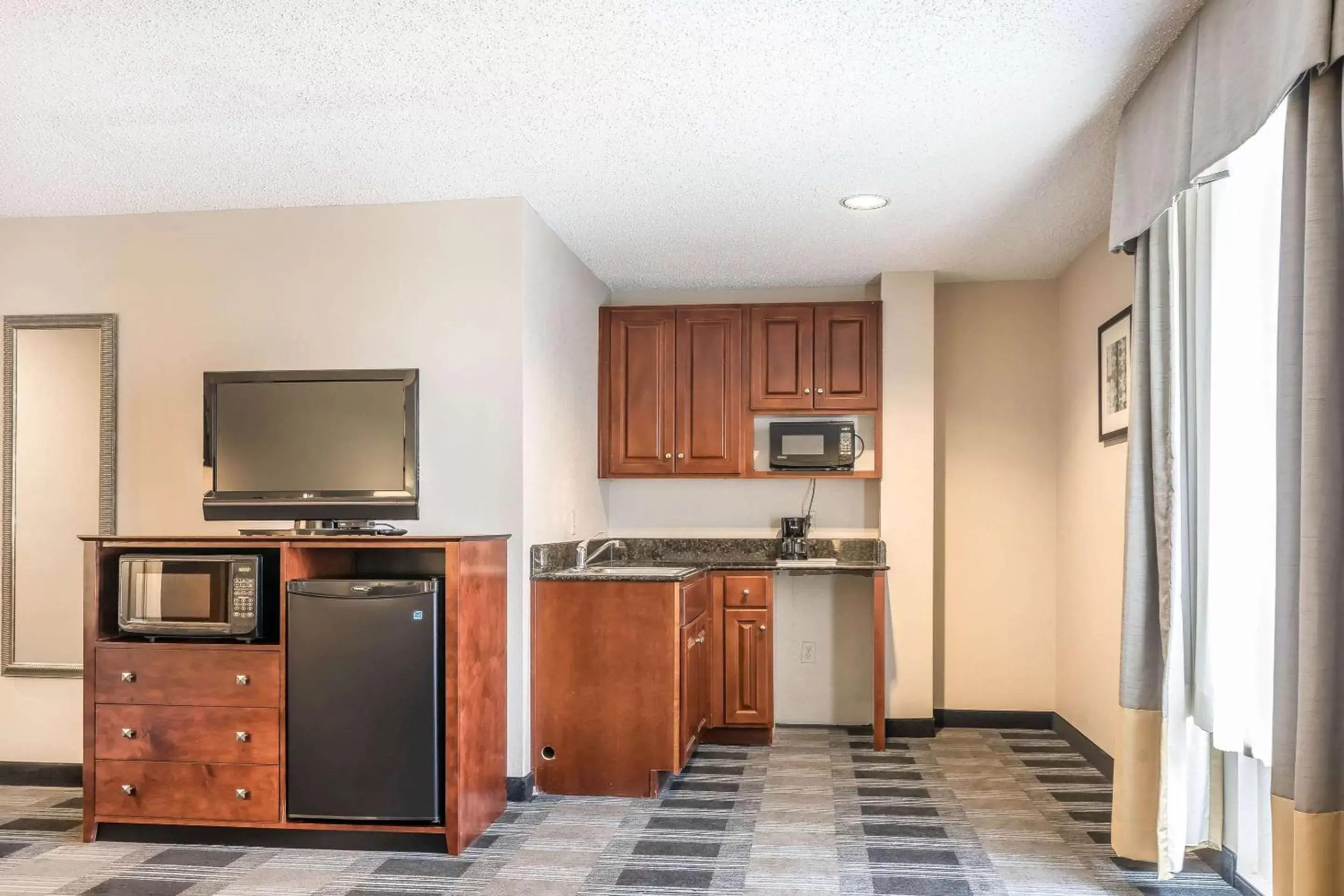 Photo of the whole room, Kitchen/Kitchenette in Comfort Inn SW Omaha I-80