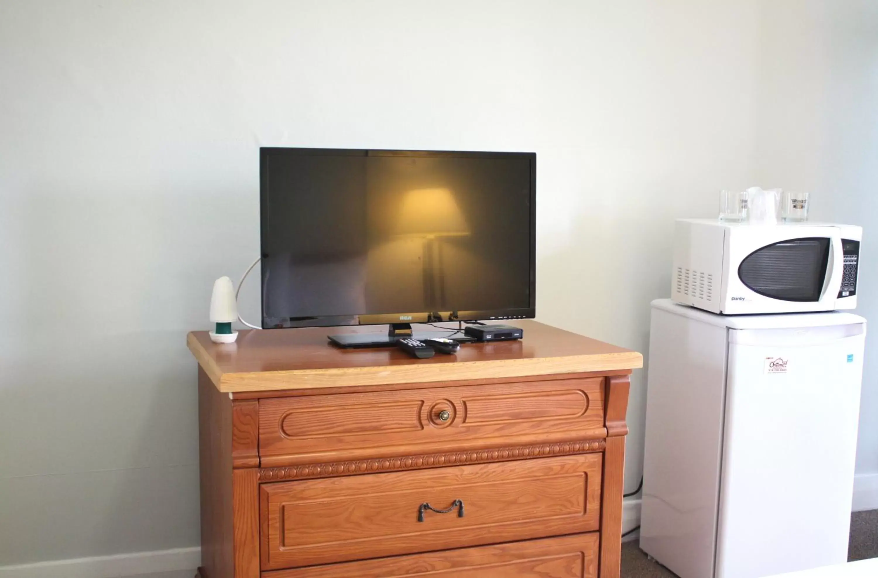 TV and multimedia, TV/Entertainment Center in Tulip Motel