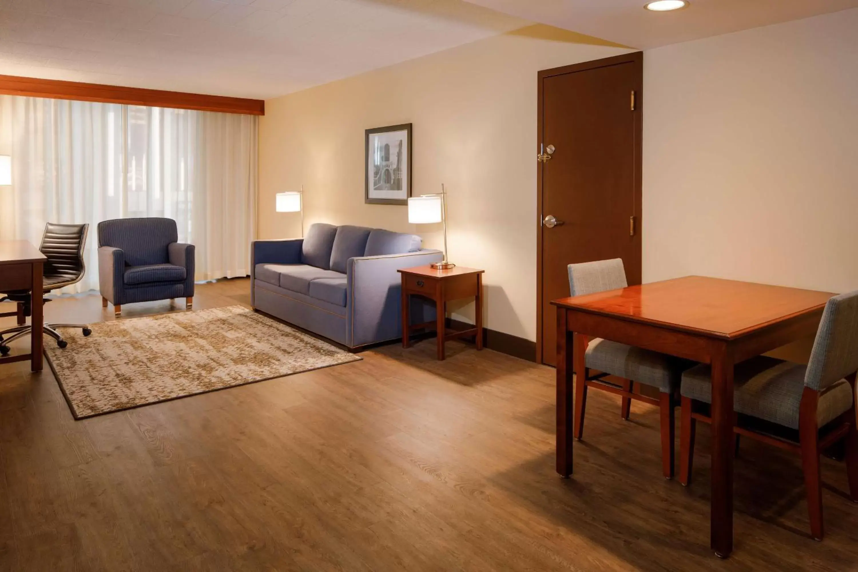 Bedroom, Seating Area in DoubleTree by Hilton Pittsburgh - Cranberry