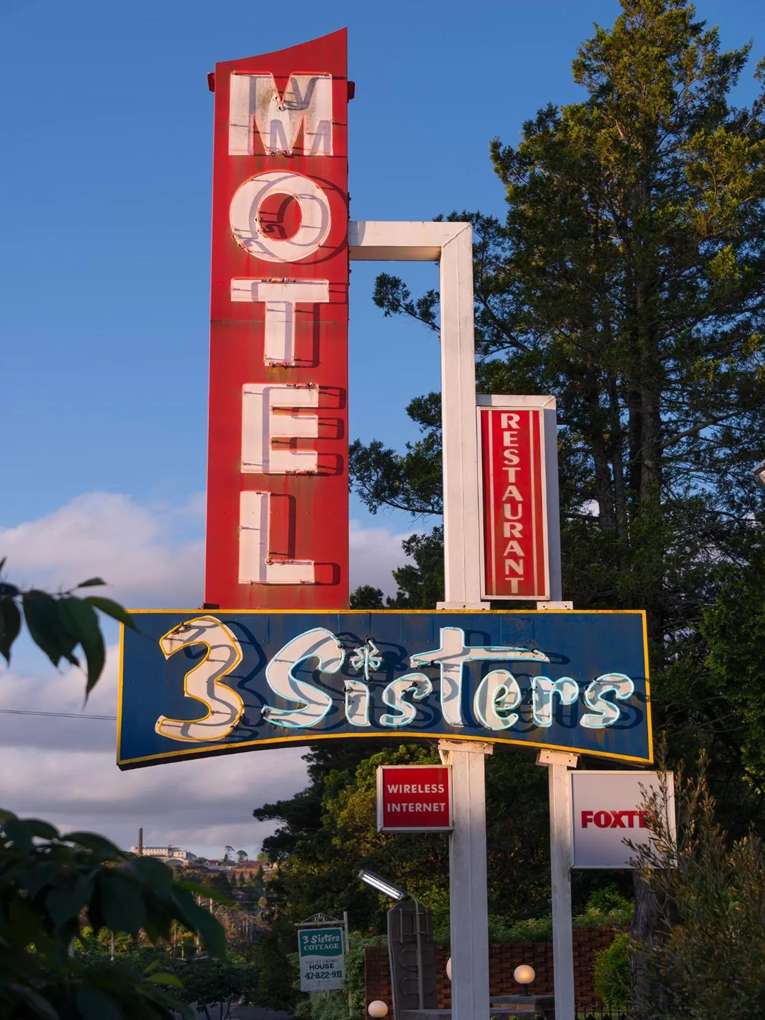 Property logo or sign in 3 Sisters Motel