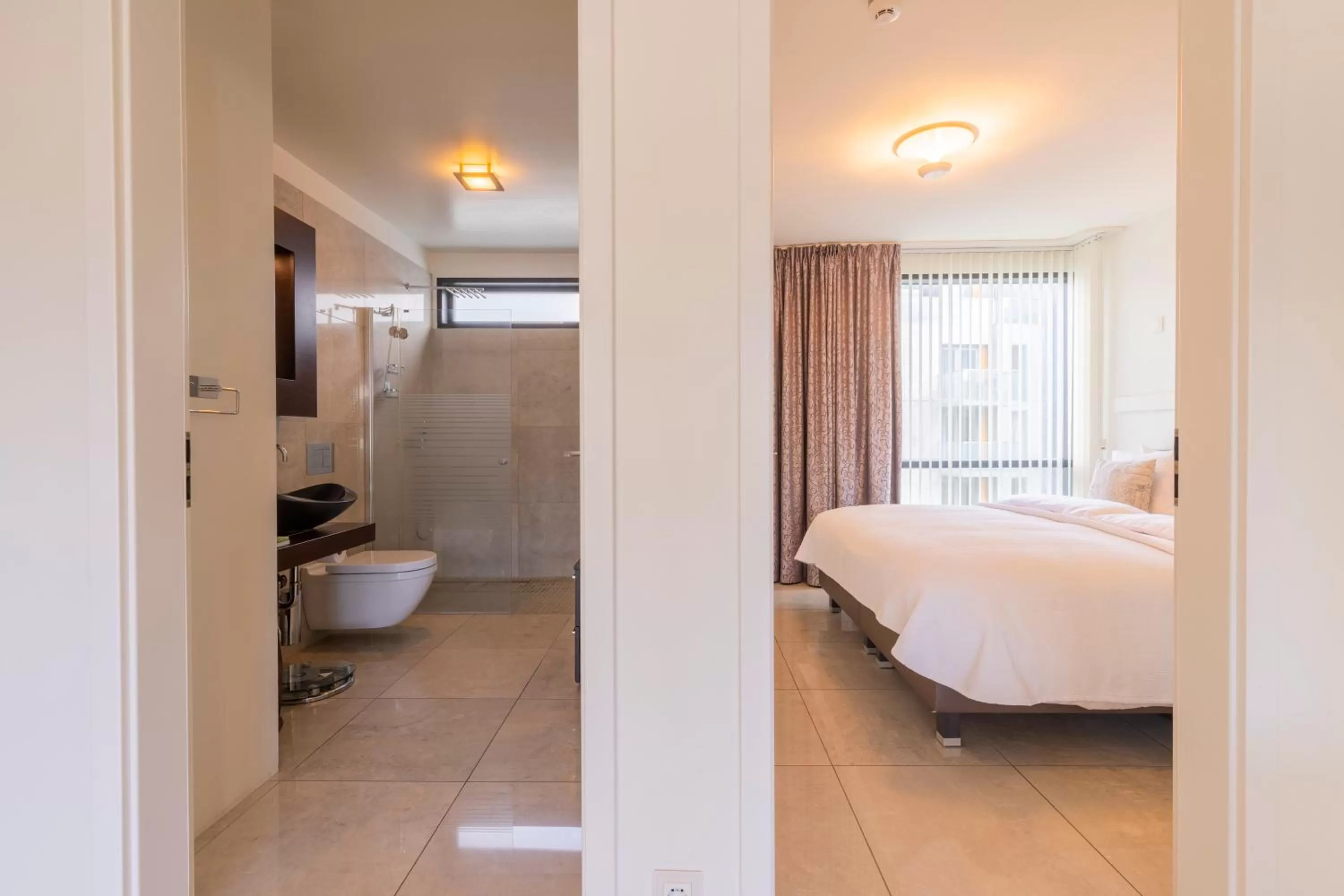 Bathroom, Bed in Black Pearl Apartment Hotel