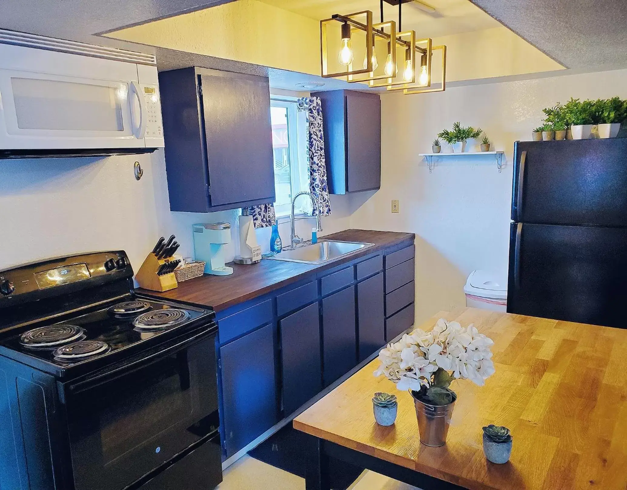 Kitchen/Kitchenette in Surf & Sand Inn