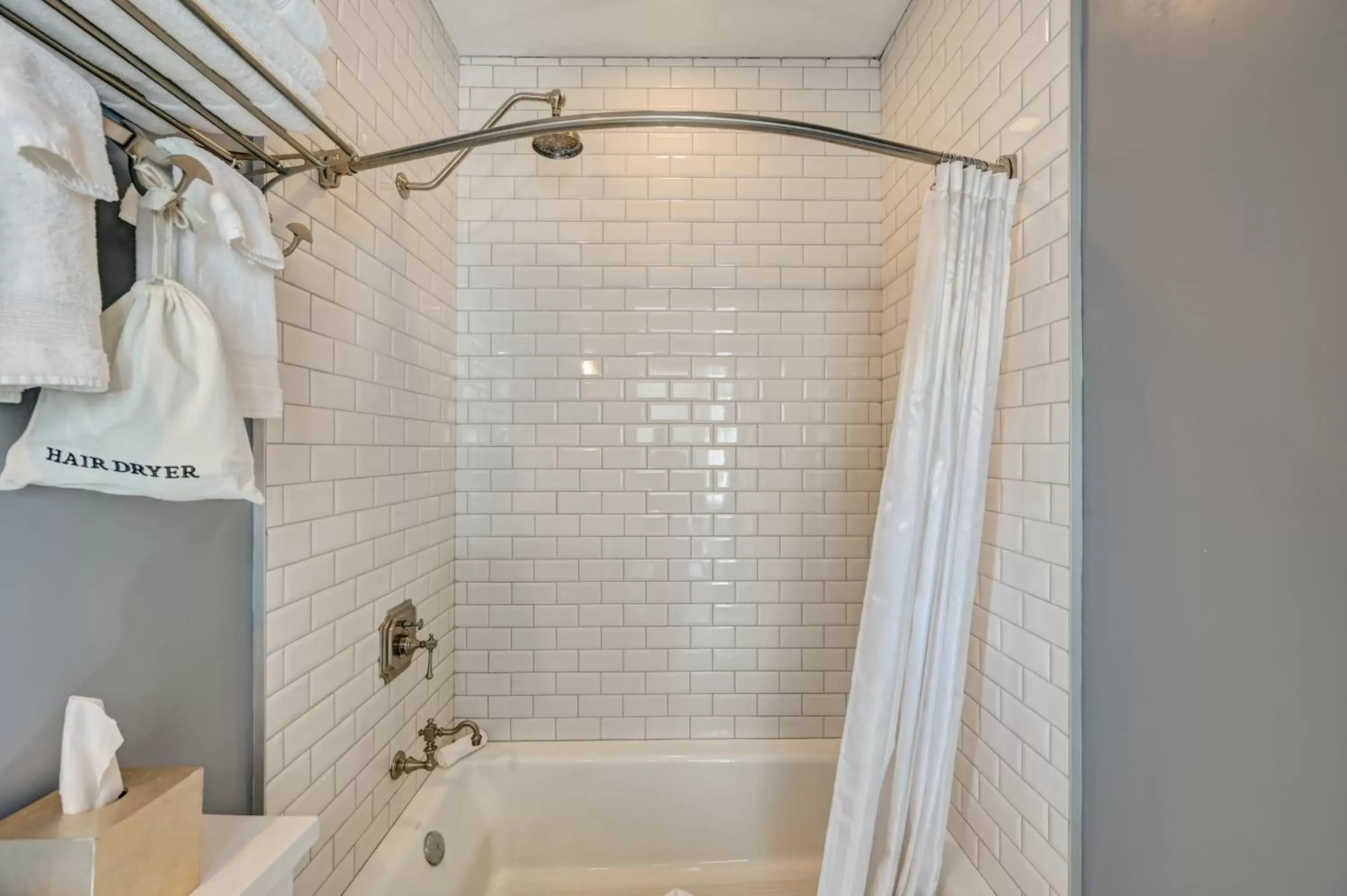 Shower, Bathroom in Surf Hotel & Chateau