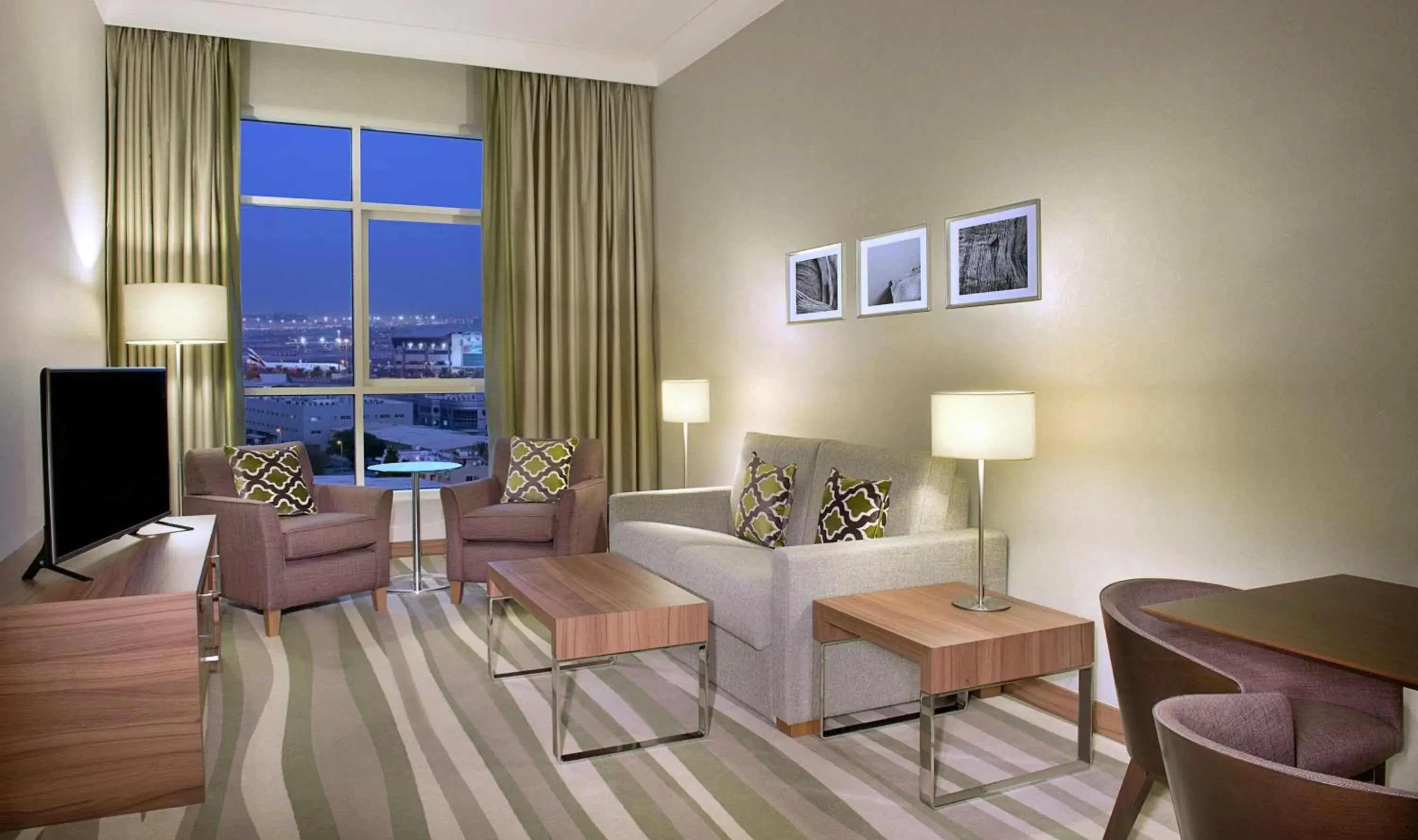 Living room, Seating Area in Hilton Garden Inn Dubai Al Muraqabat - Deira