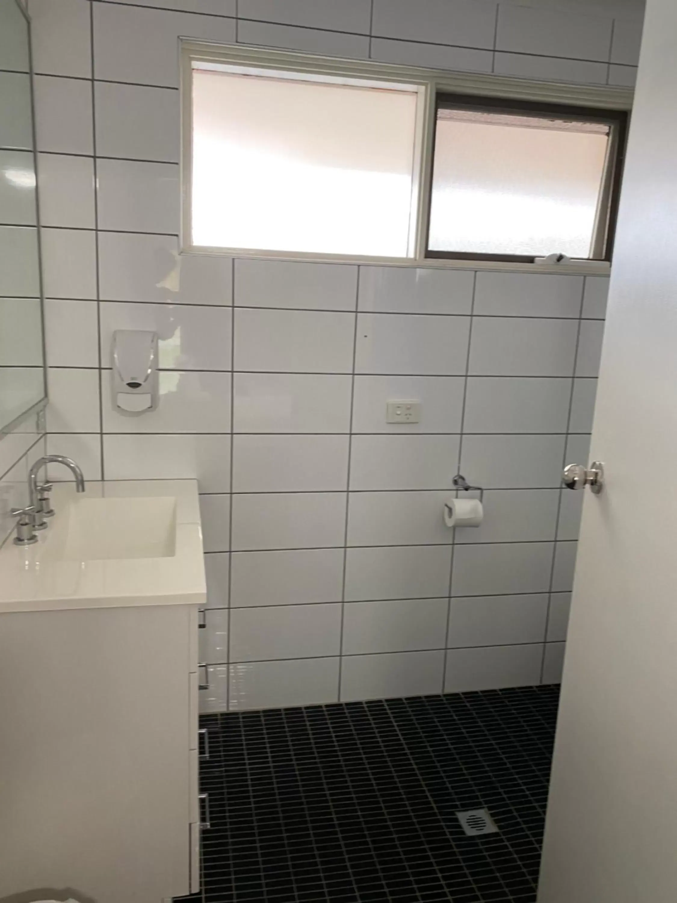 Shower, Bathroom in Frankston Motel