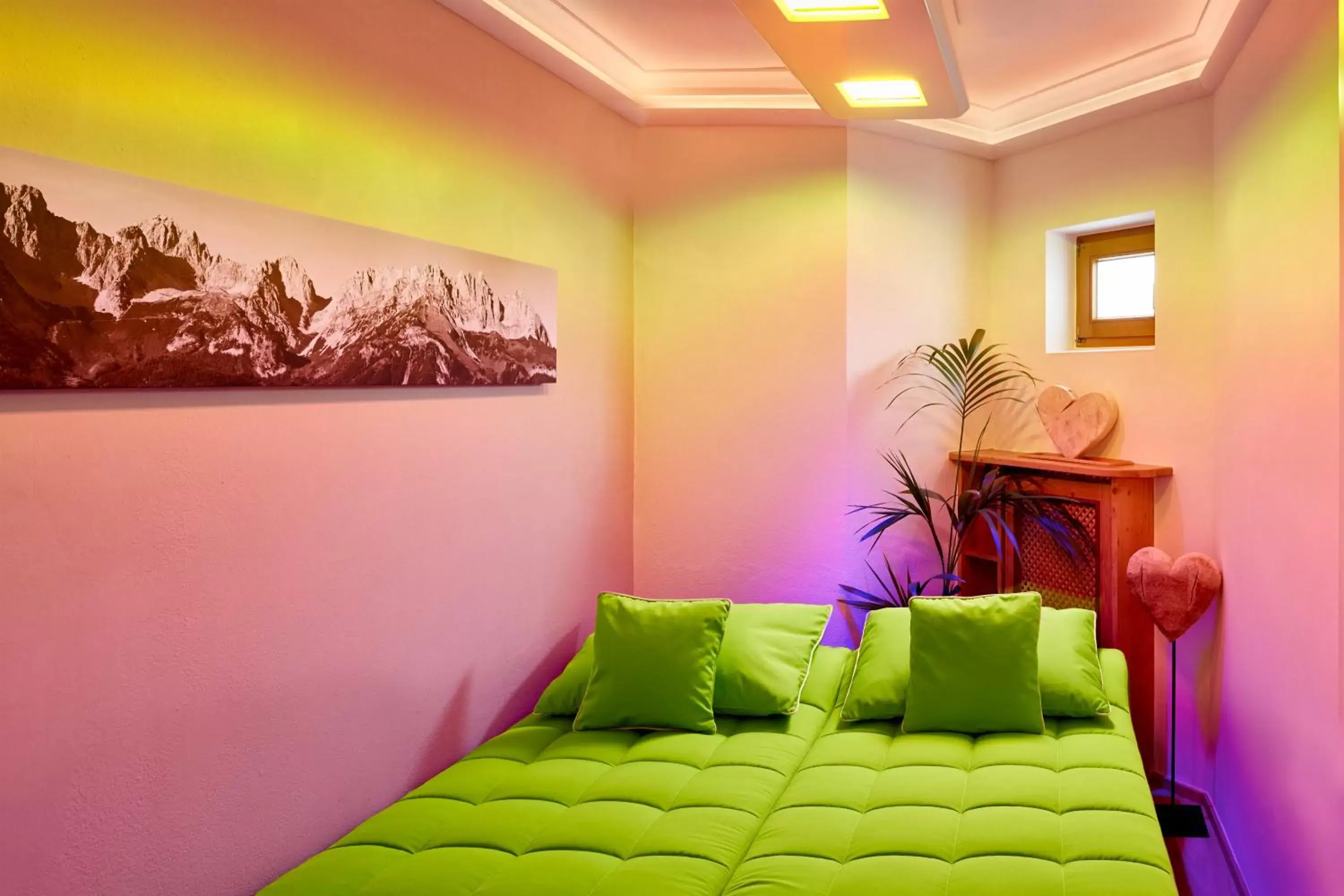 Solarium, Bed in Relais & Châteaux Hotel Tennerhof