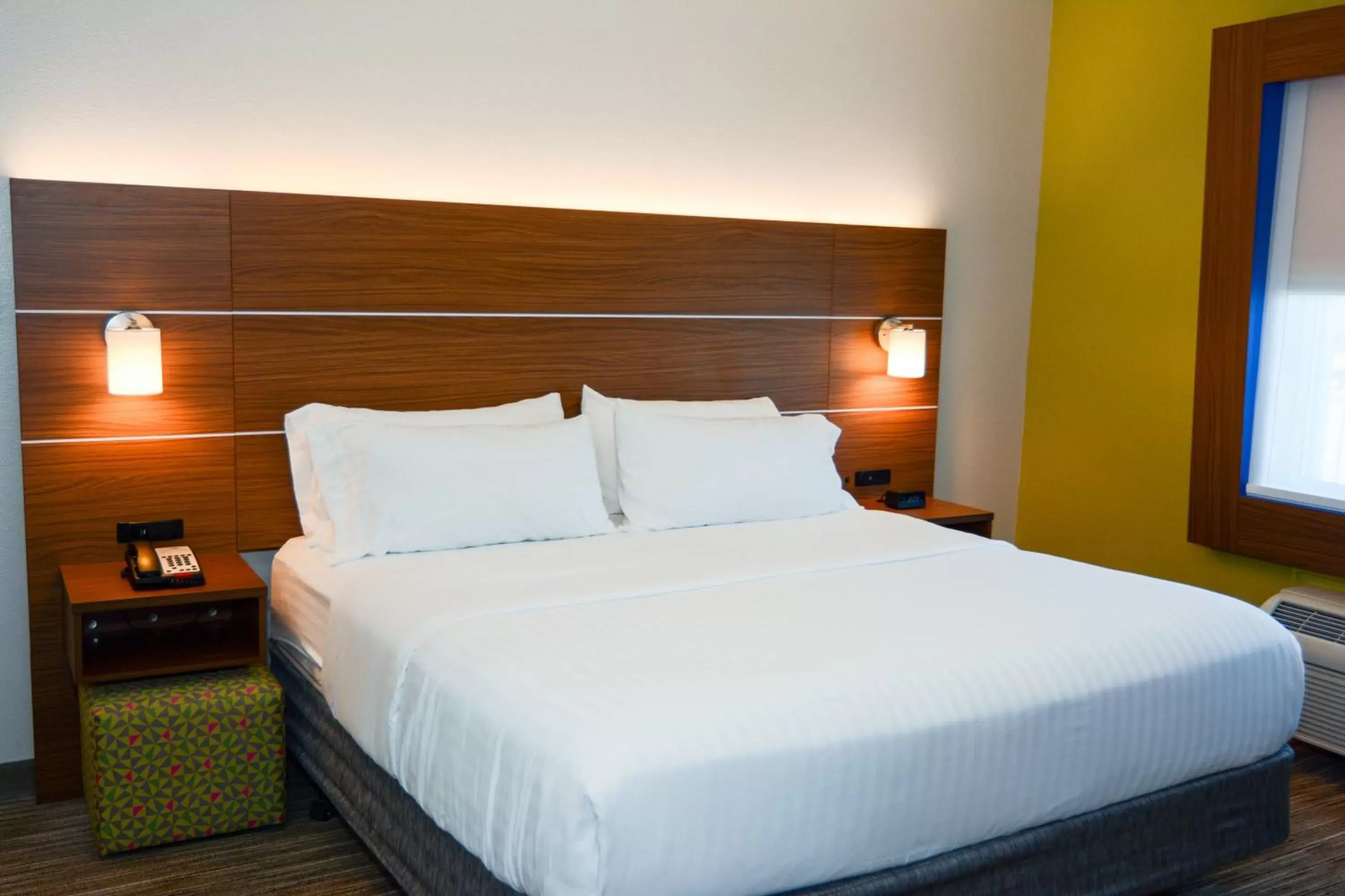 Bedroom, Bed in Holiday Inn Express Hotel & Suites New Boston, an IHG Hotel