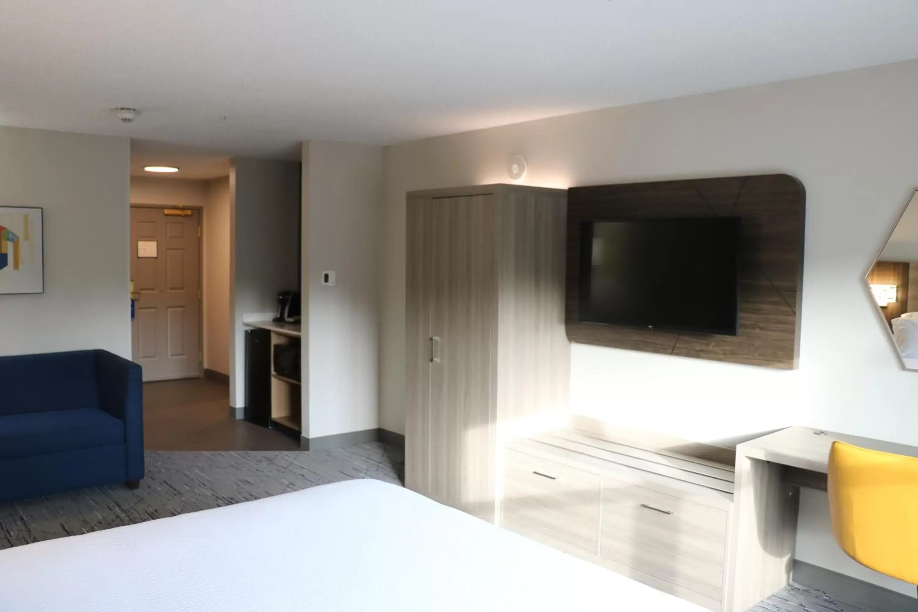 Photo of the whole room, TV/Entertainment Center in Holiday Inn Express & Suites Marquette, an IHG Hotel