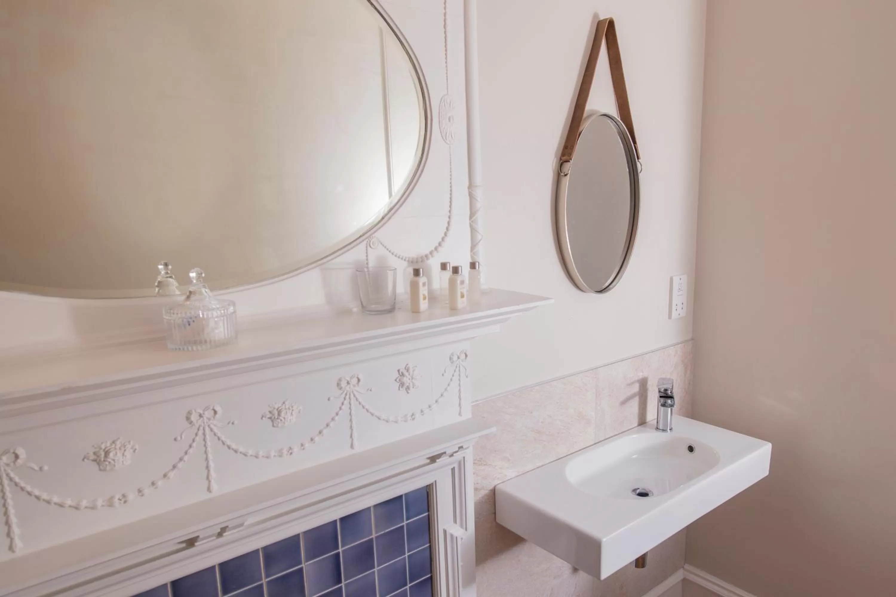 Bathroom in Lys-Na-Greyne Country House