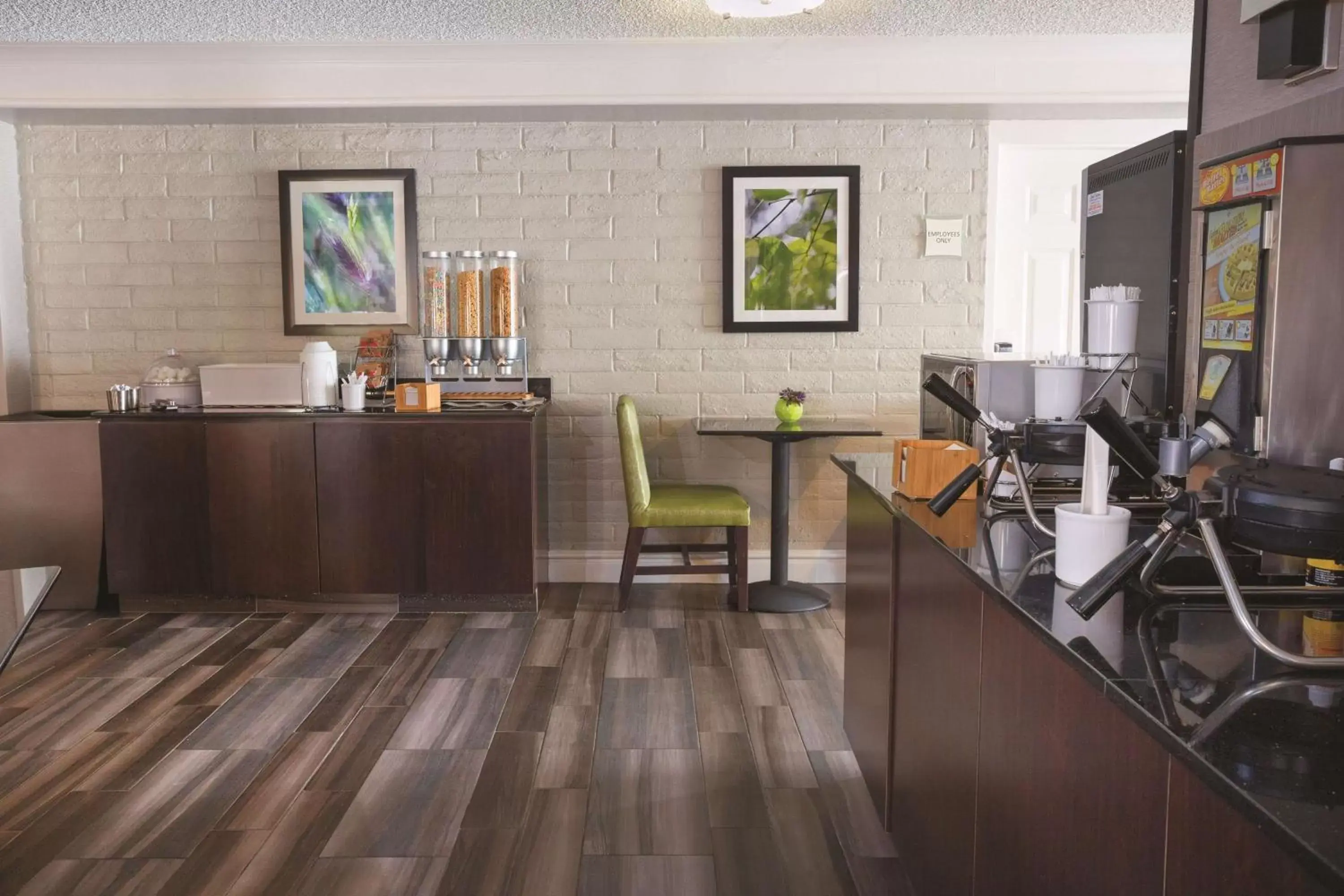 Restaurant/places to eat, Kitchen/Kitchenette in La Quinta Inn by Wyndham Ventura