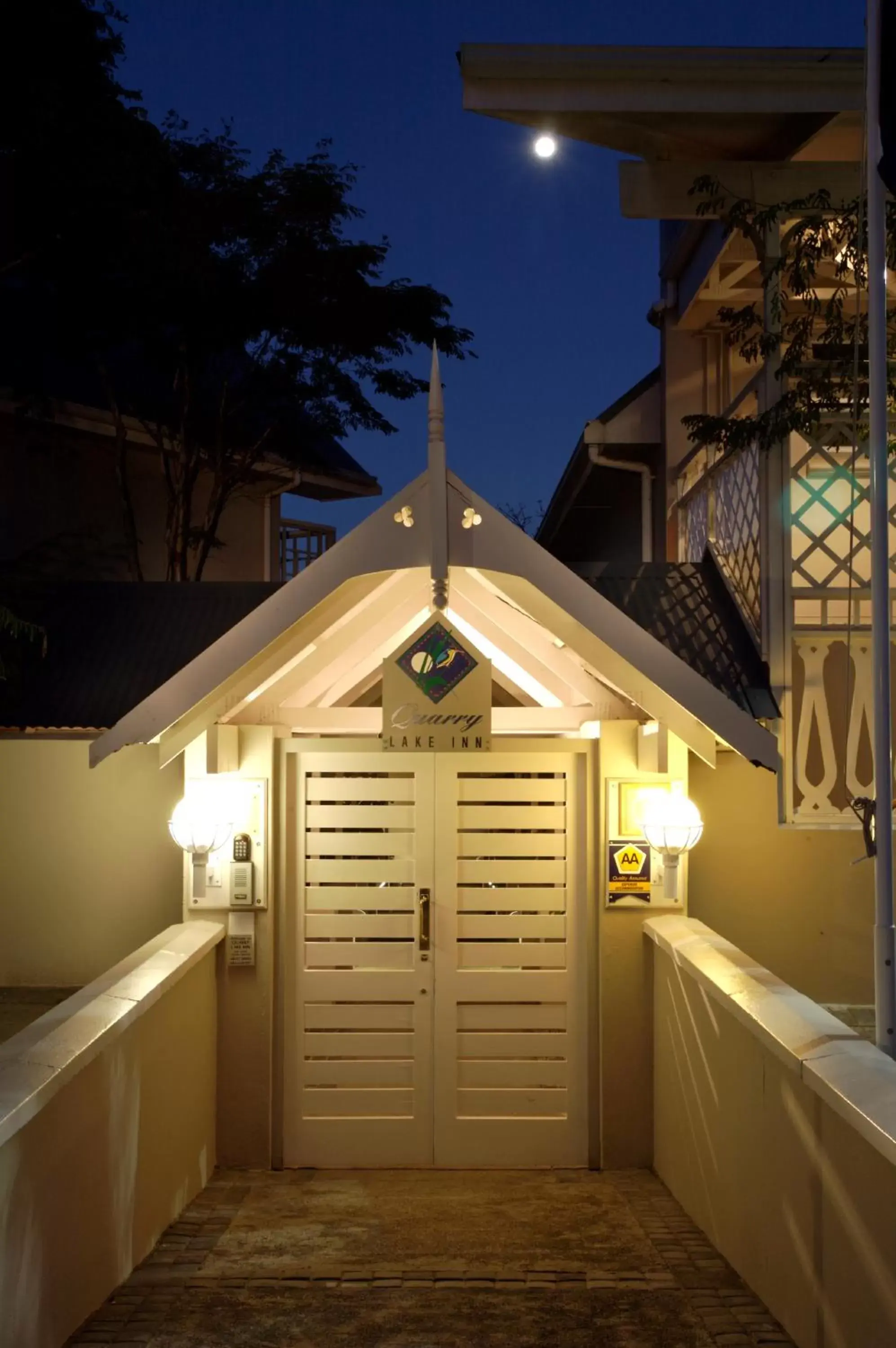 Facade/entrance in Quarry Lake Inn