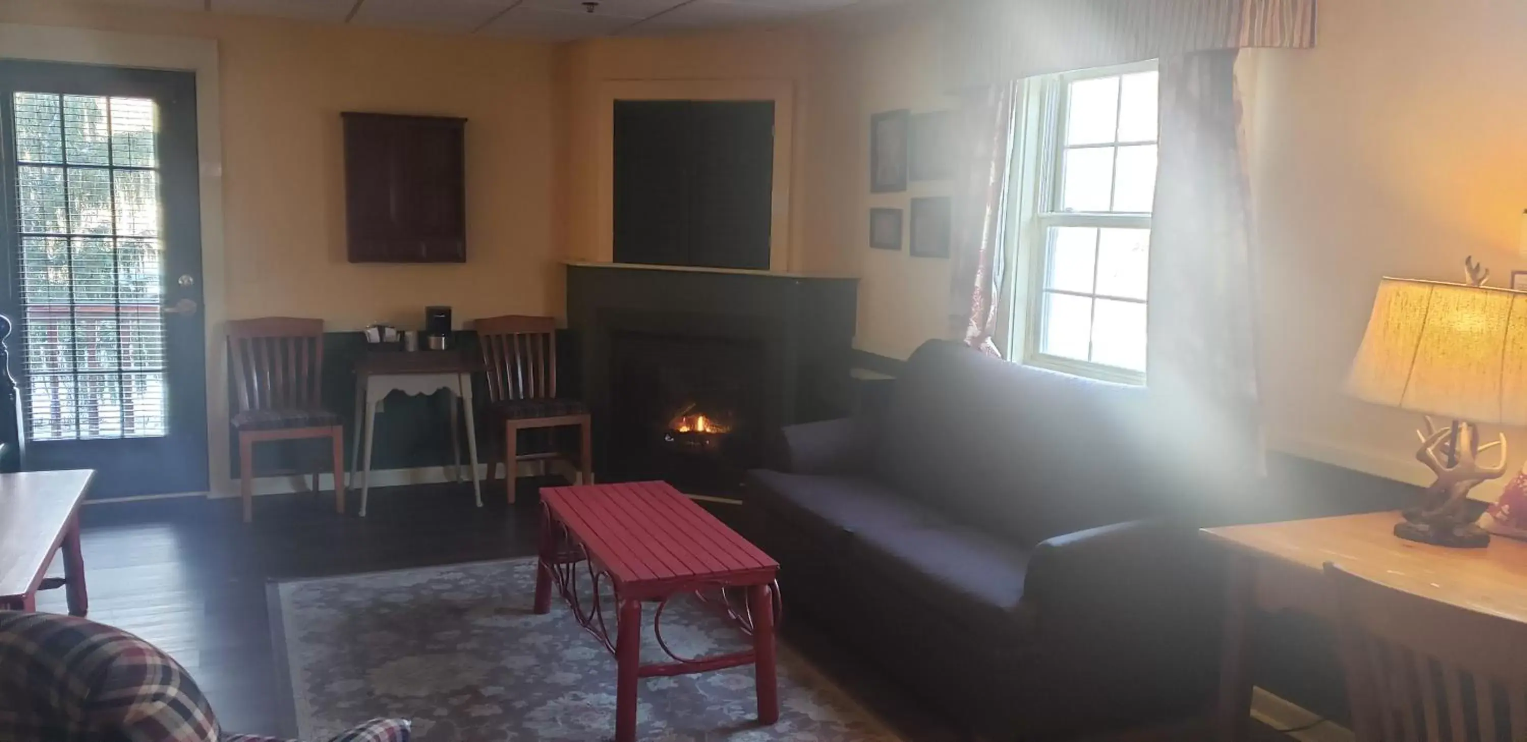 Seating area, TV/Entertainment Center in The Common Man Inn, Spa & Lodge