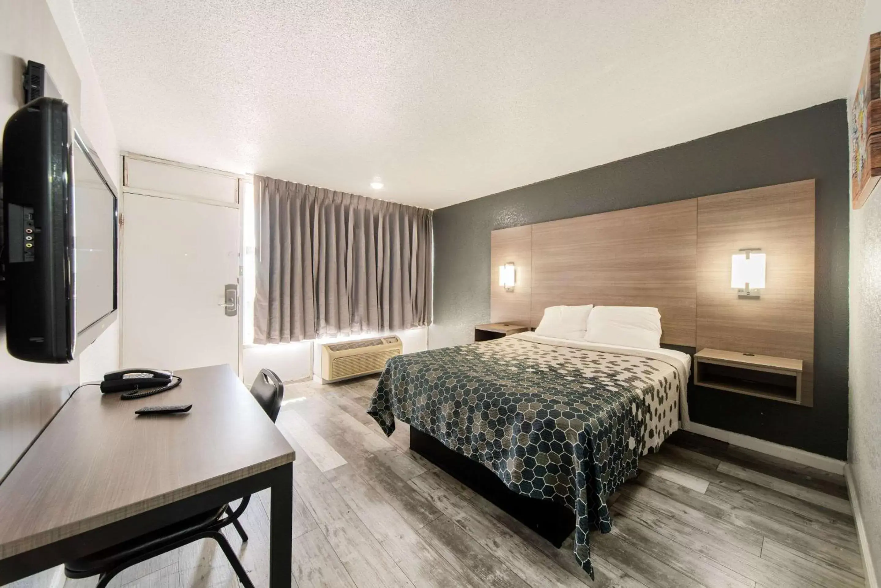 Bedroom, Bed in Econo Lodge Inn & Suites Near Bricktown