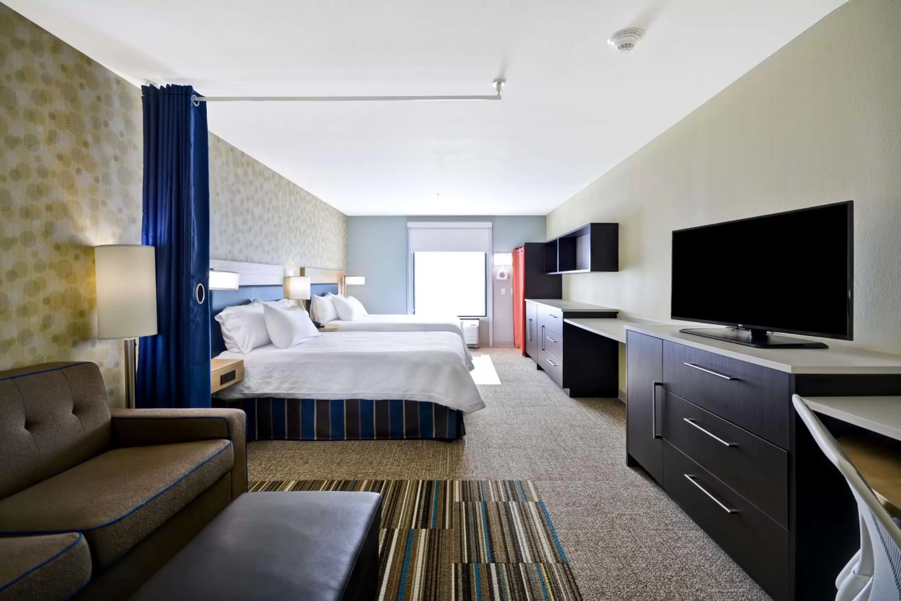 Living room, Bed in Home2 Suites By Hilton Oswego