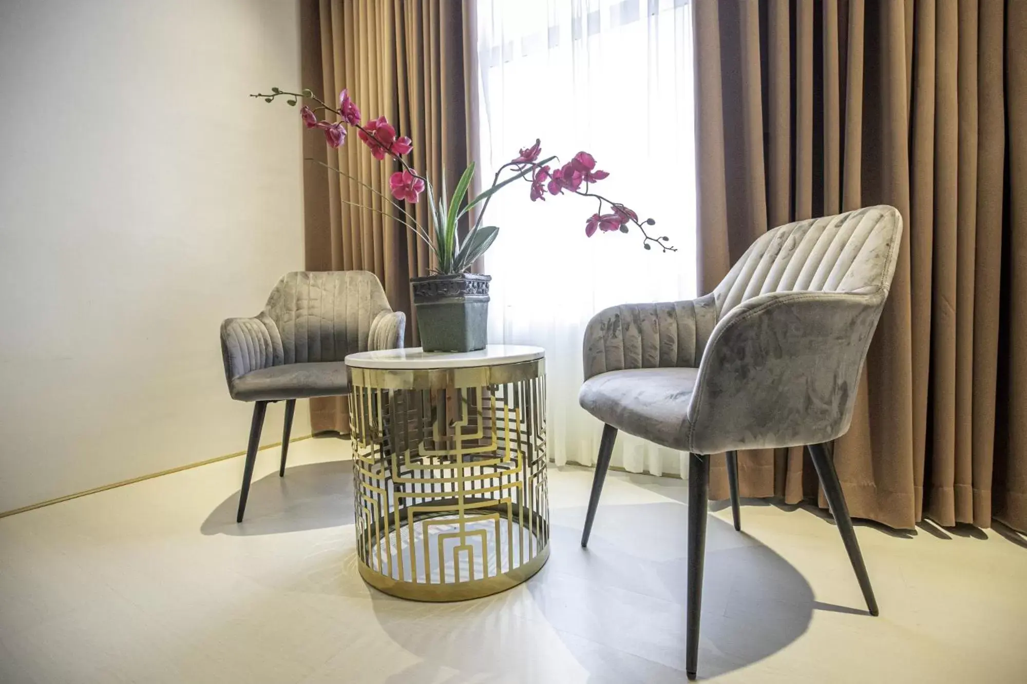 Seating area in Solano Hotel Seating area in Solano Hotel