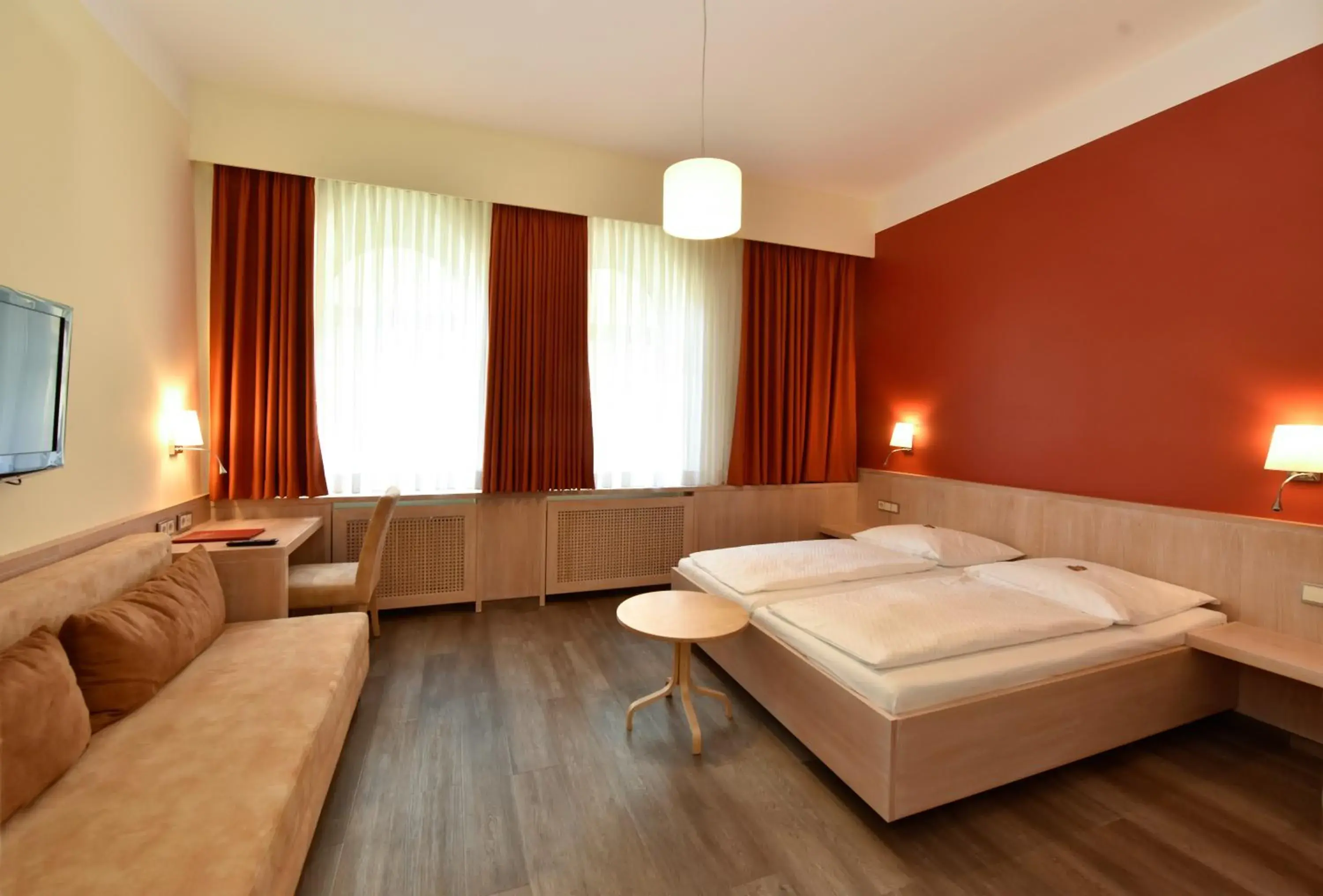 Photo of the whole room, Bed in Hotel ADRIA München