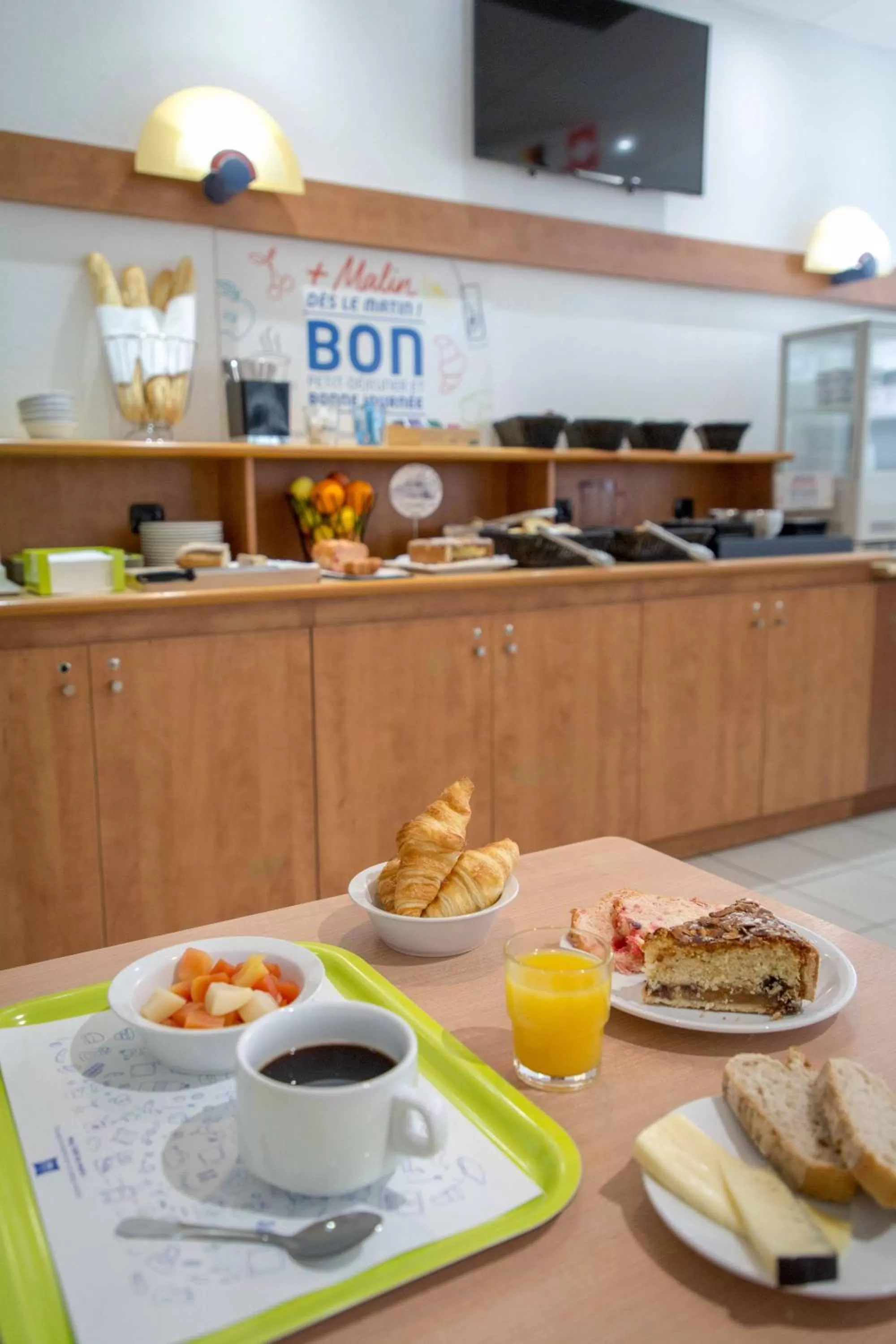 Buffet breakfast in ibis budget Béziers Centre Palais Congres