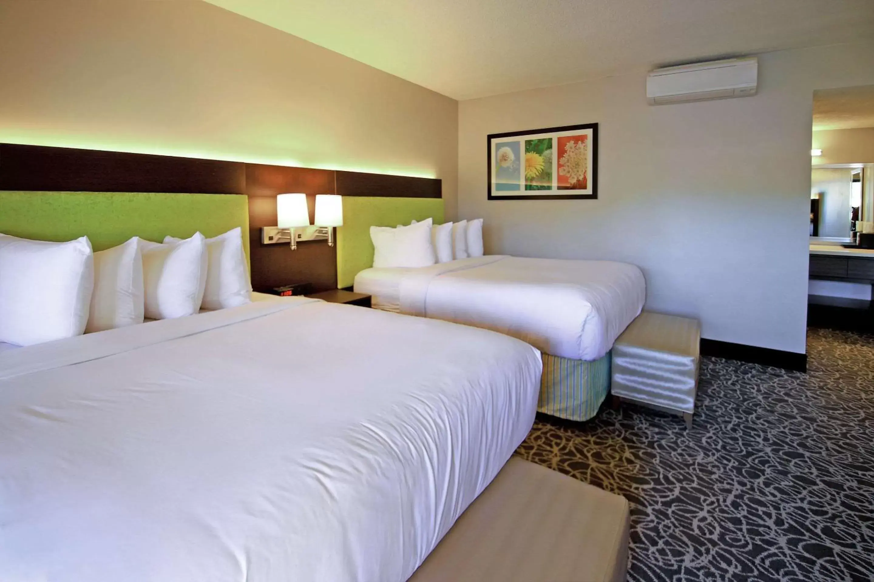 Photo of the whole room, Bed in El Sendero Inn, Ascend Hotel Collection