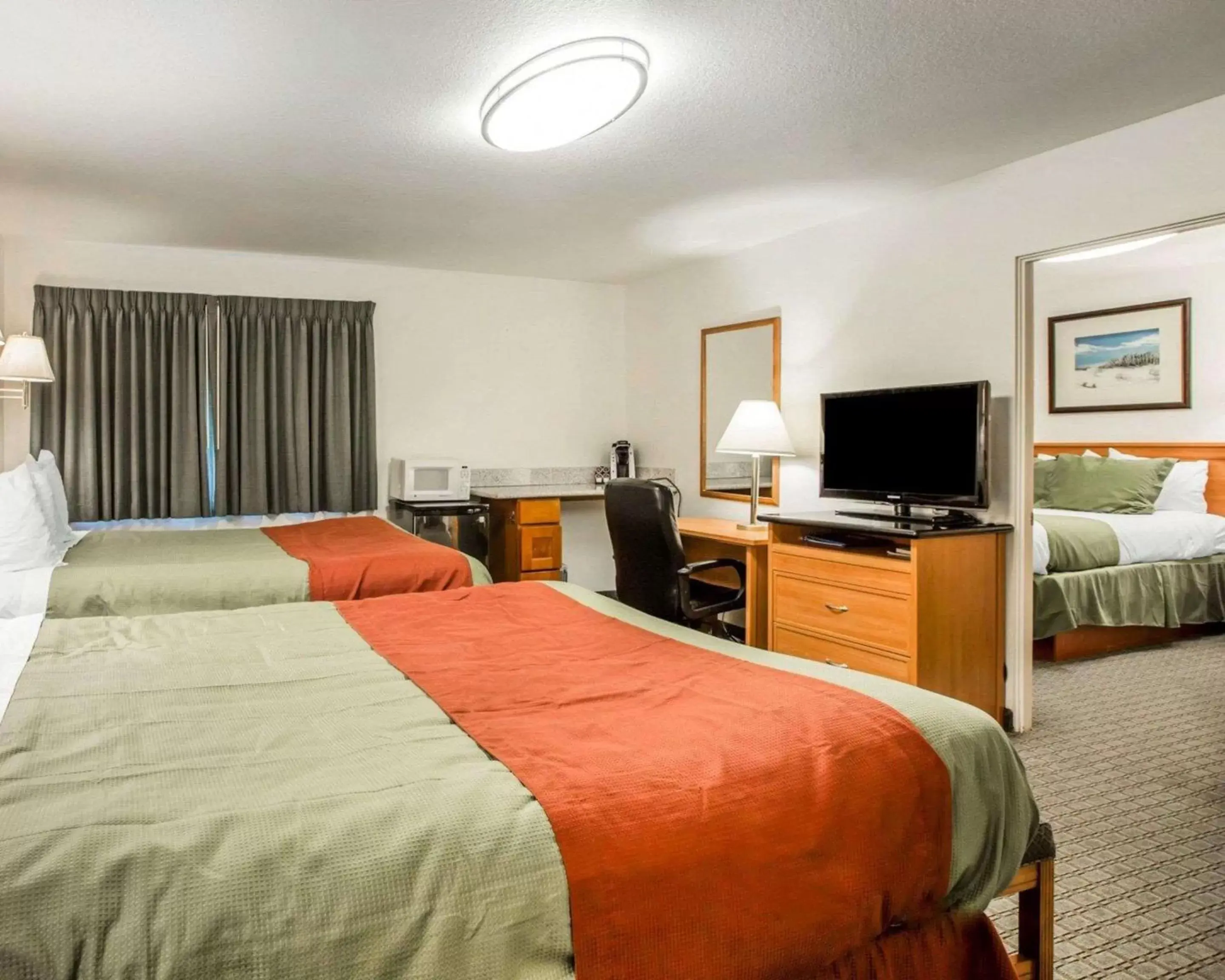 Photo of the whole room, Bed in Rodeway Inn Newport Photo of the whole room, Bed in Rodeway Inn Newport