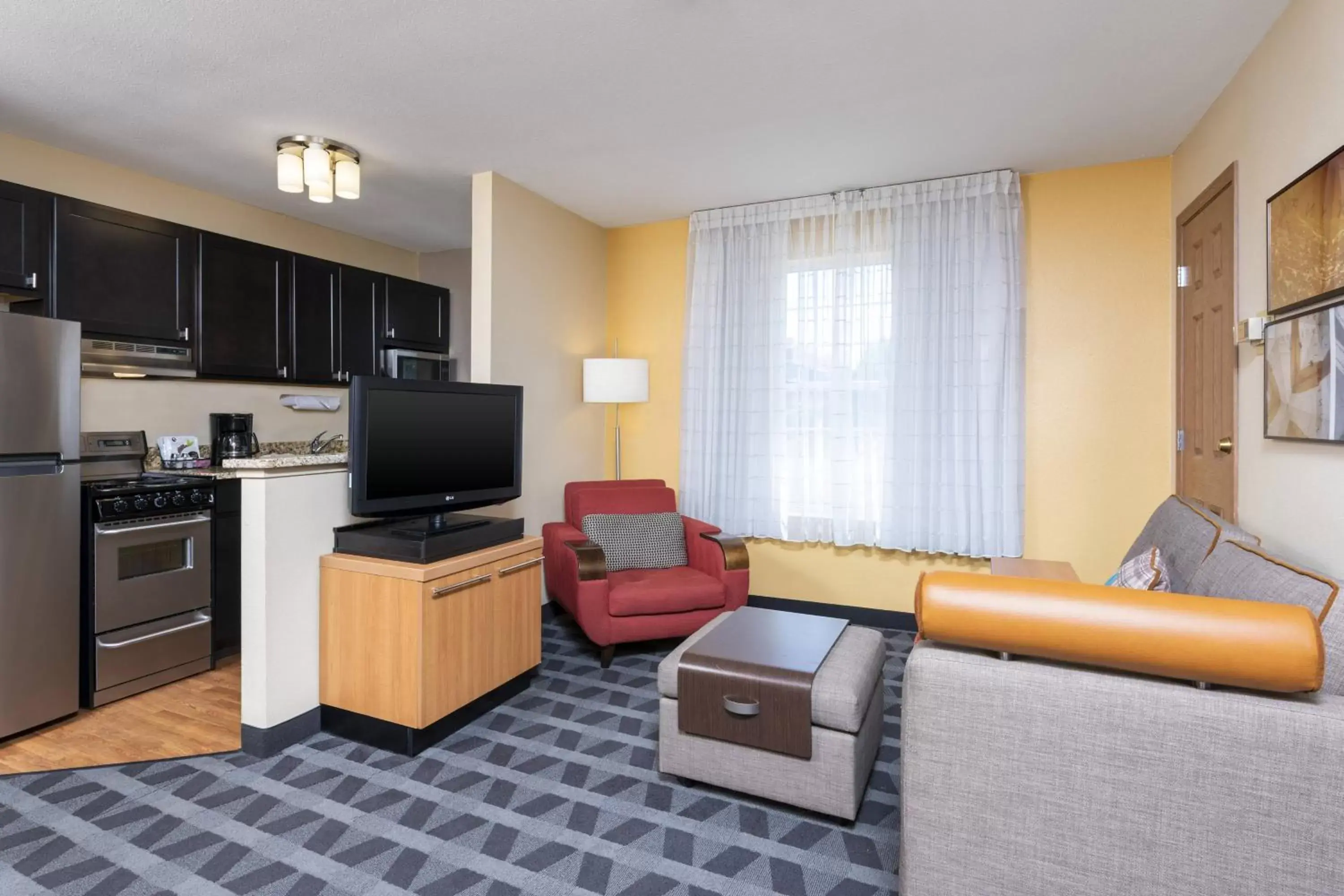 Living room, Kitchen/Kitchenette in TownePlace Suites by Marriott East Lansing