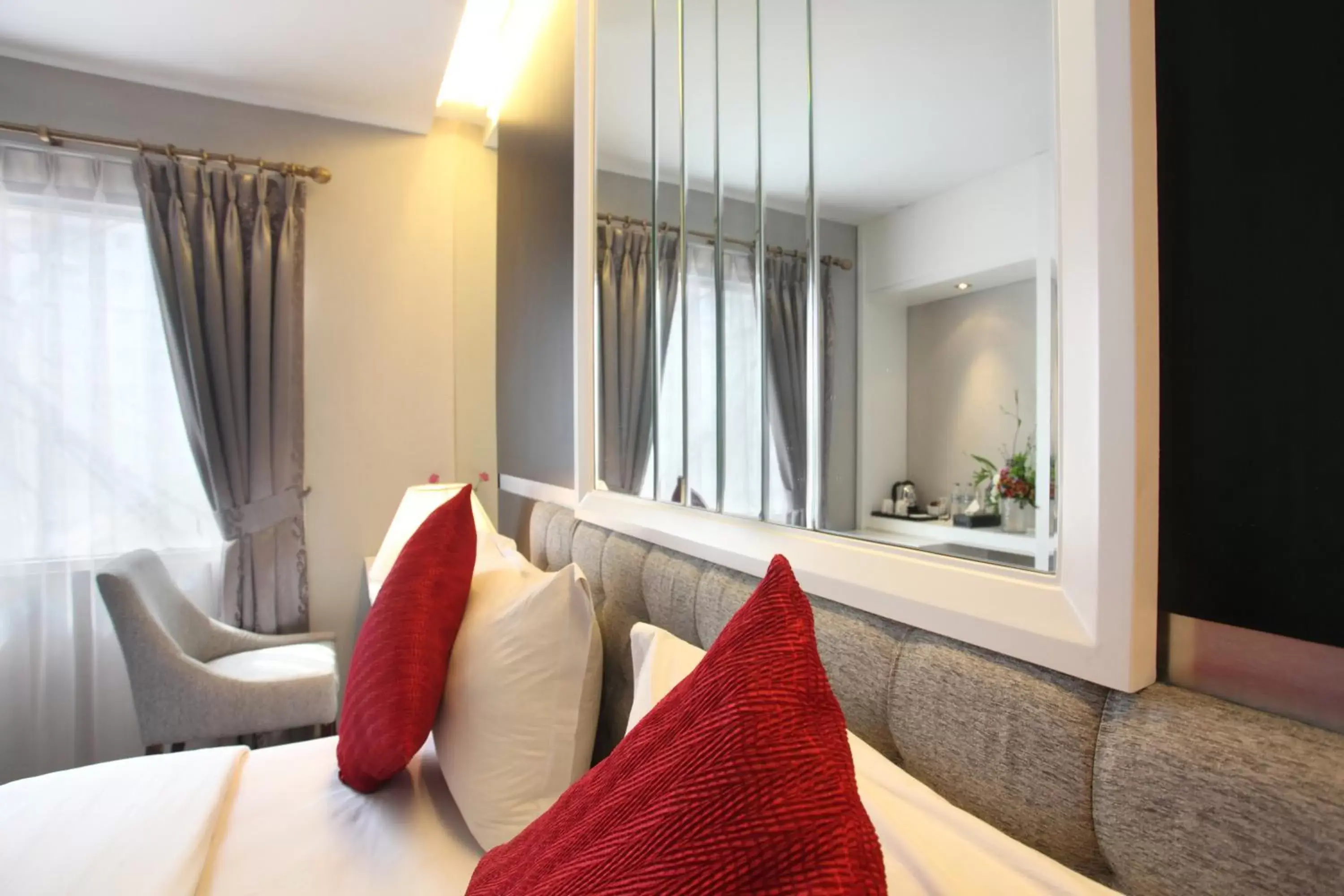 Bed, Seating Area in Gino Feruci Braga by KAGUM Hotels
