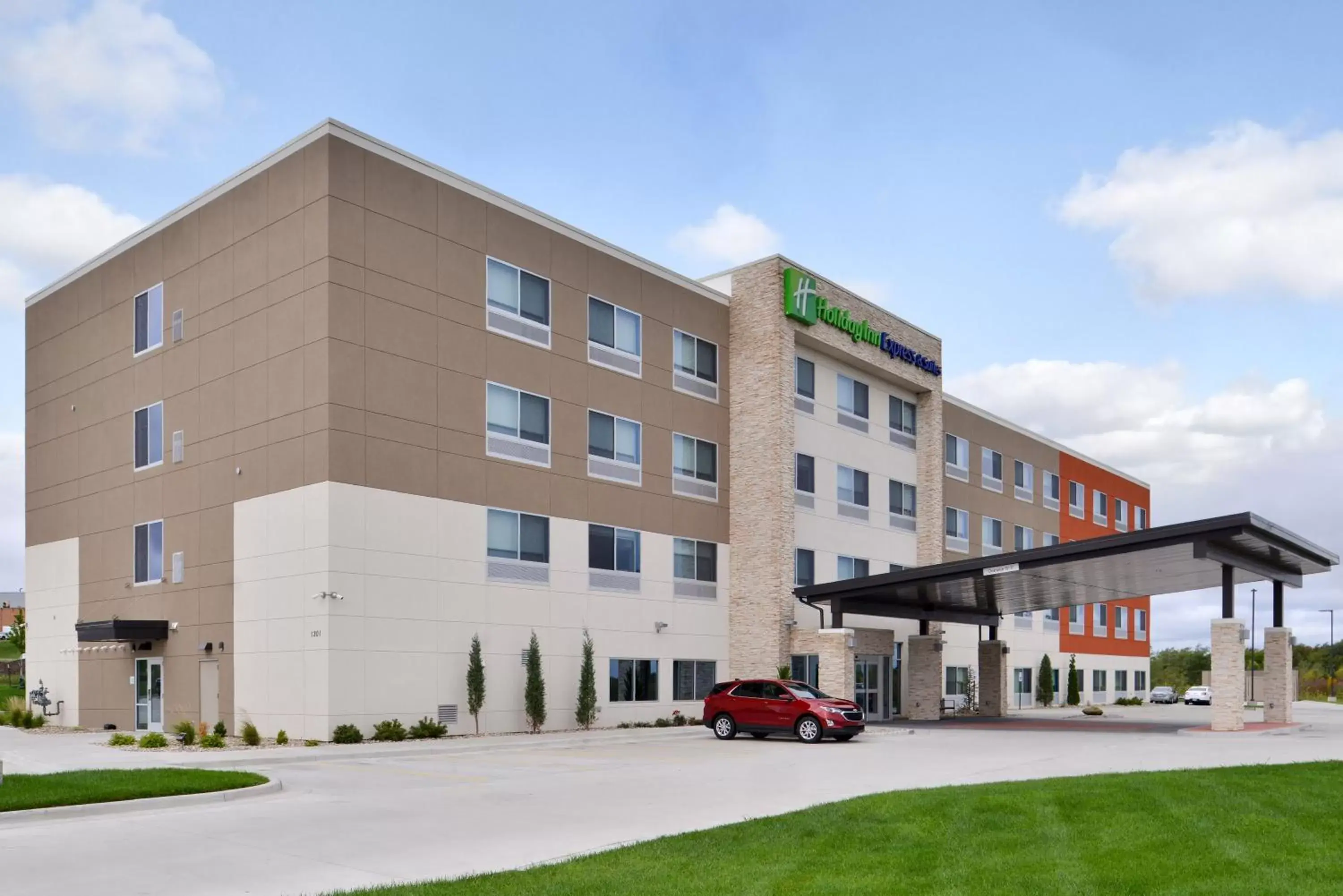 Property Building in Holiday Inn Express & Suites - Kansas City - Lee's Summit, an IHG Hotel