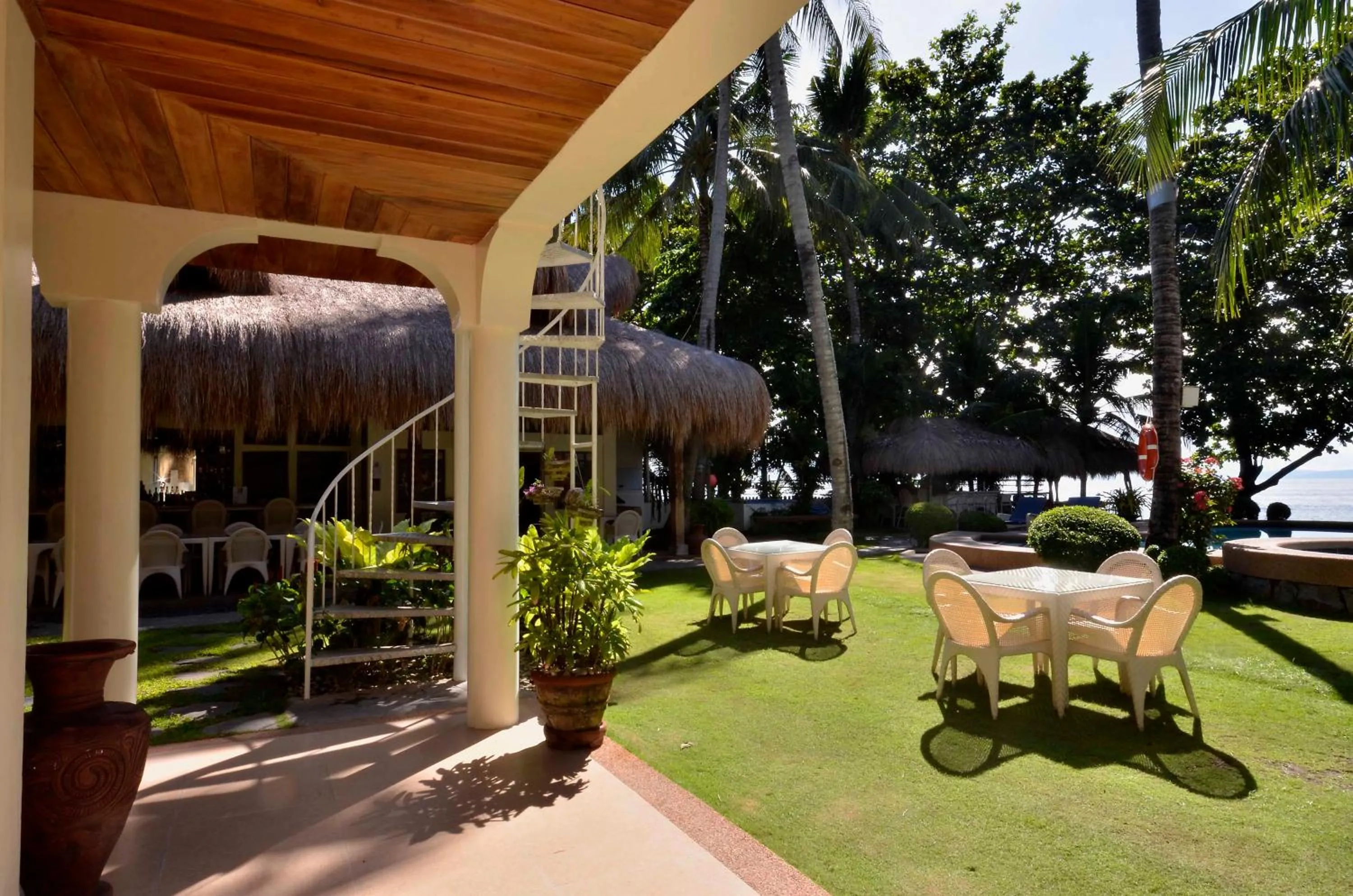 Restaurant/places to eat in Mike's Dauin Dive Resort