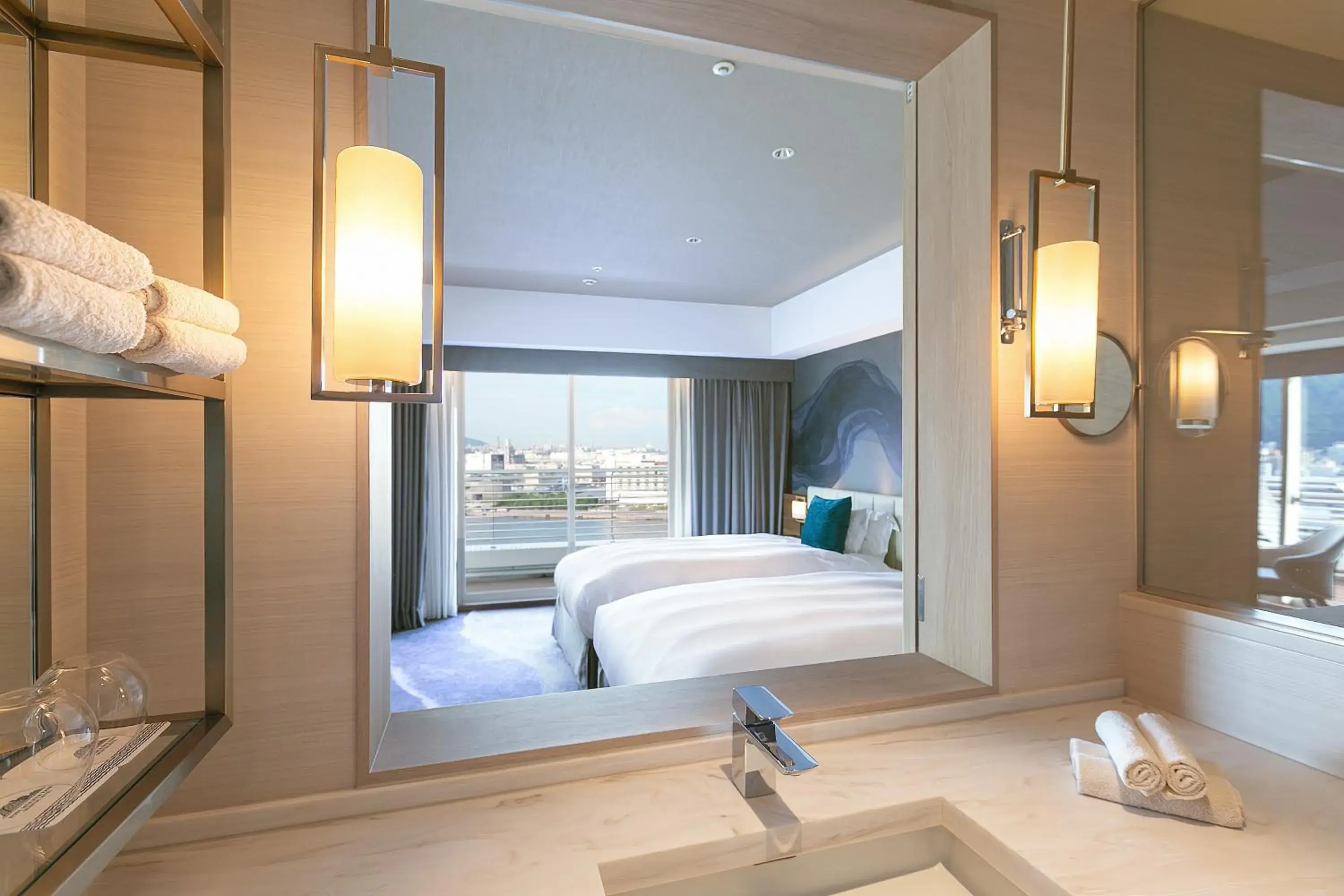 Photo of the whole room, Bed in Kobe Meriken Park Oriental Hotel