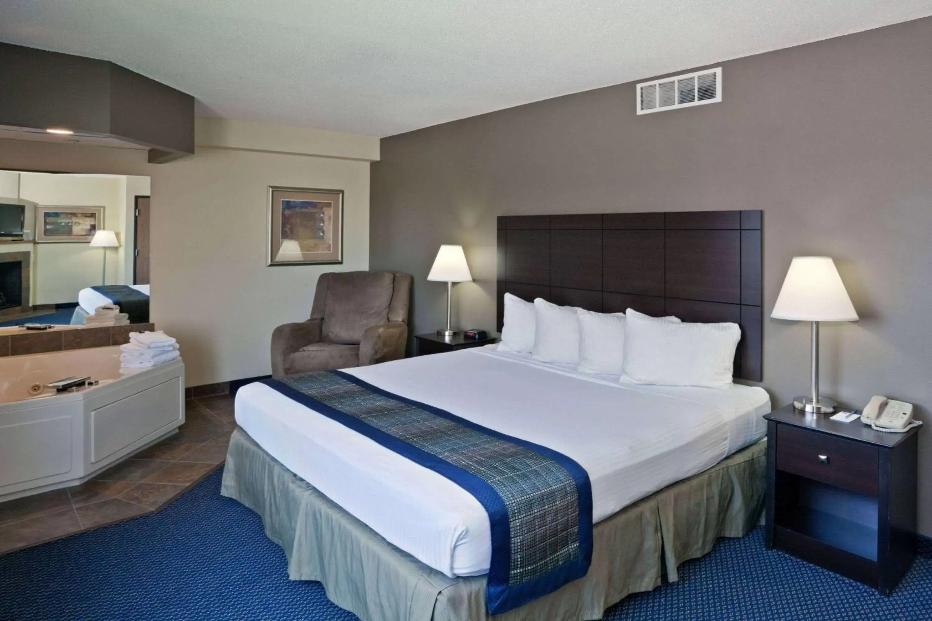 Photo of the whole room, Bed in AmericInn by Wyndham Lincoln South