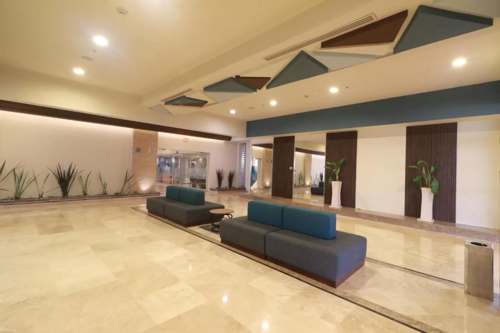 Restaurant/places to eat, Lobby/Reception in Holiday Inn Tuxpan - Convention Center, an IHG Hotel