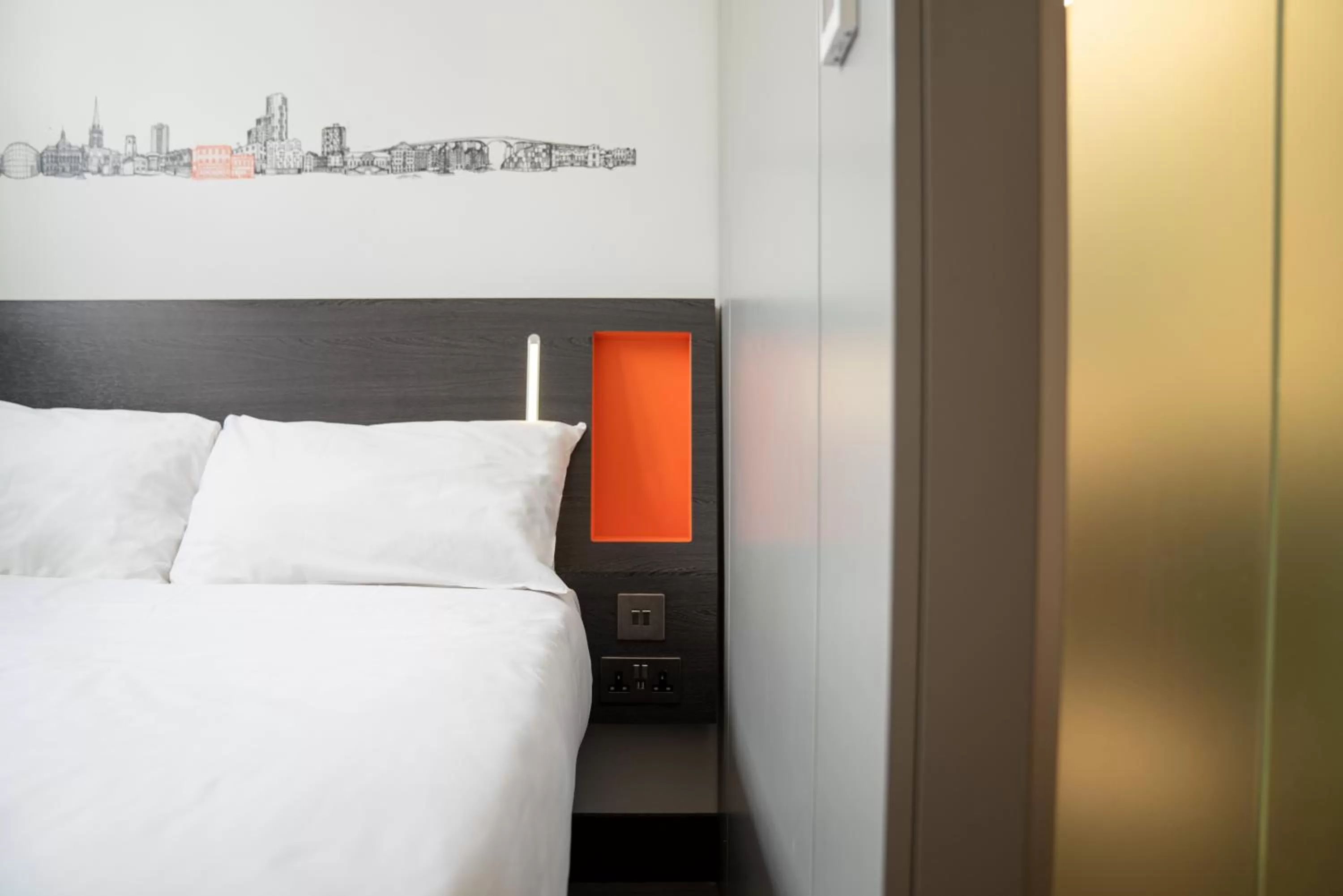 Bedroom, Bed in easyHotel Ipswich