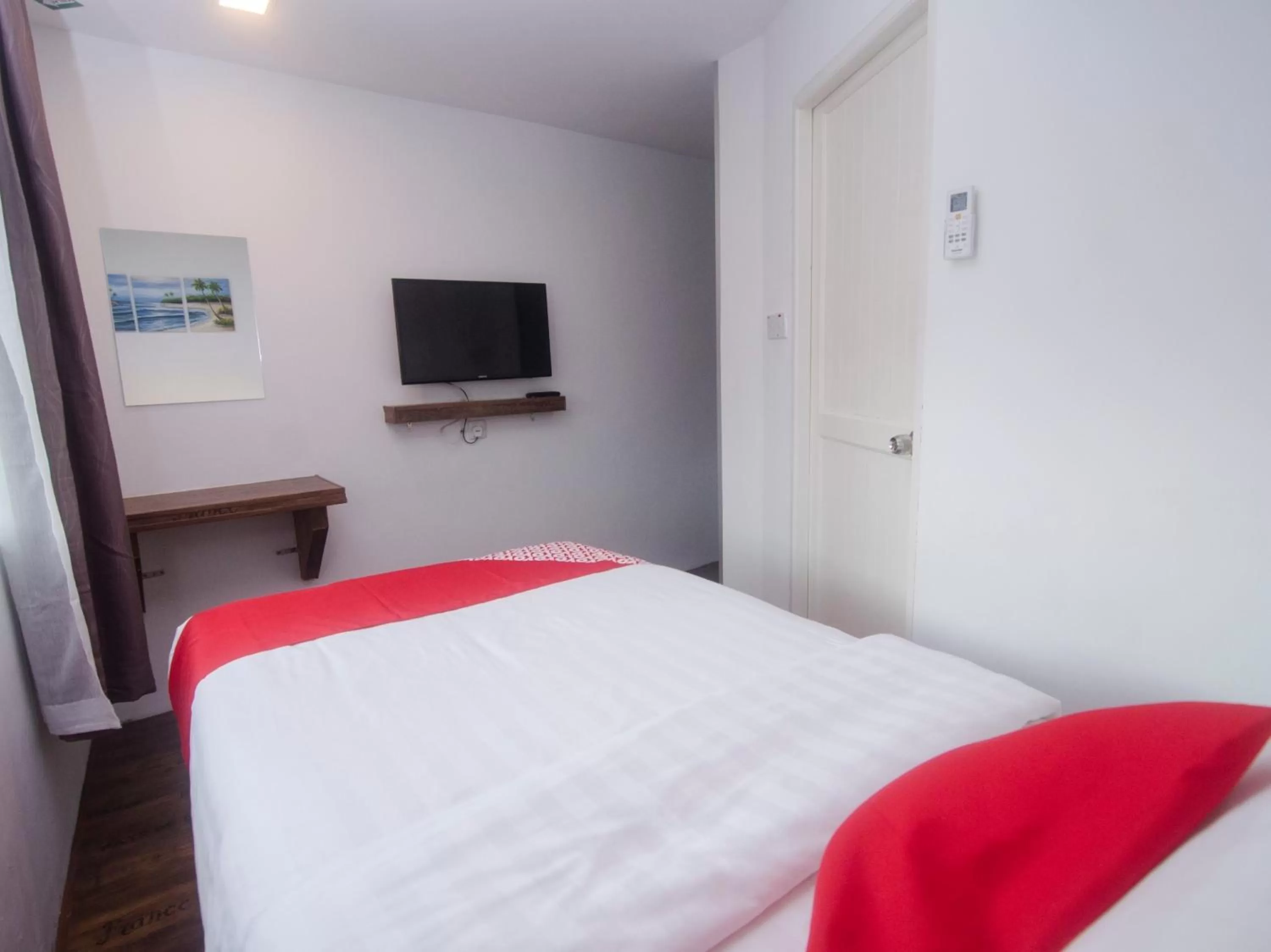 Bedroom, Bed in OYO 836 Mandurah Room & Cafe