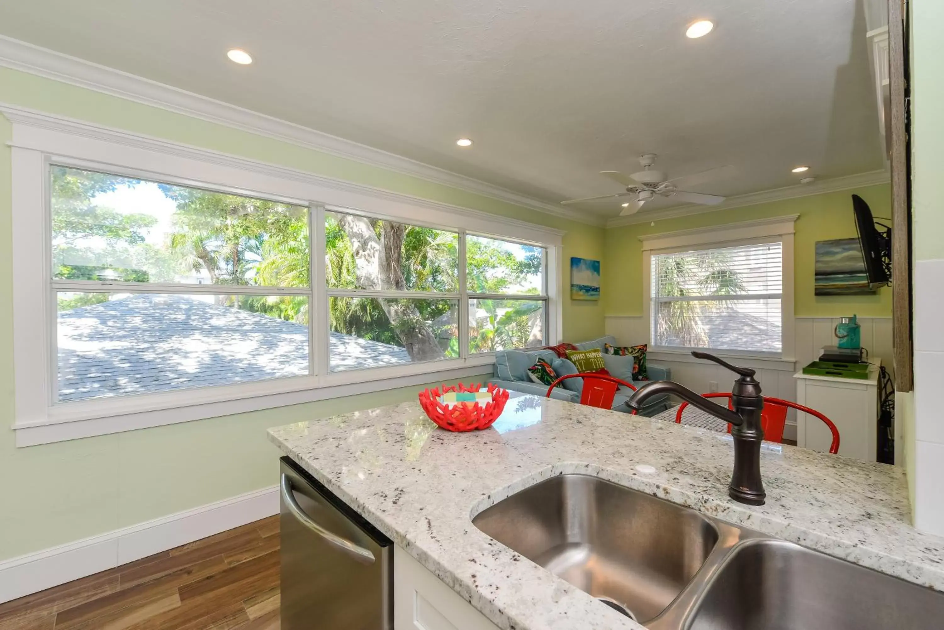 Kitchen or kitchenette, Kitchen/Kitchenette in Tropical Breeze Resort