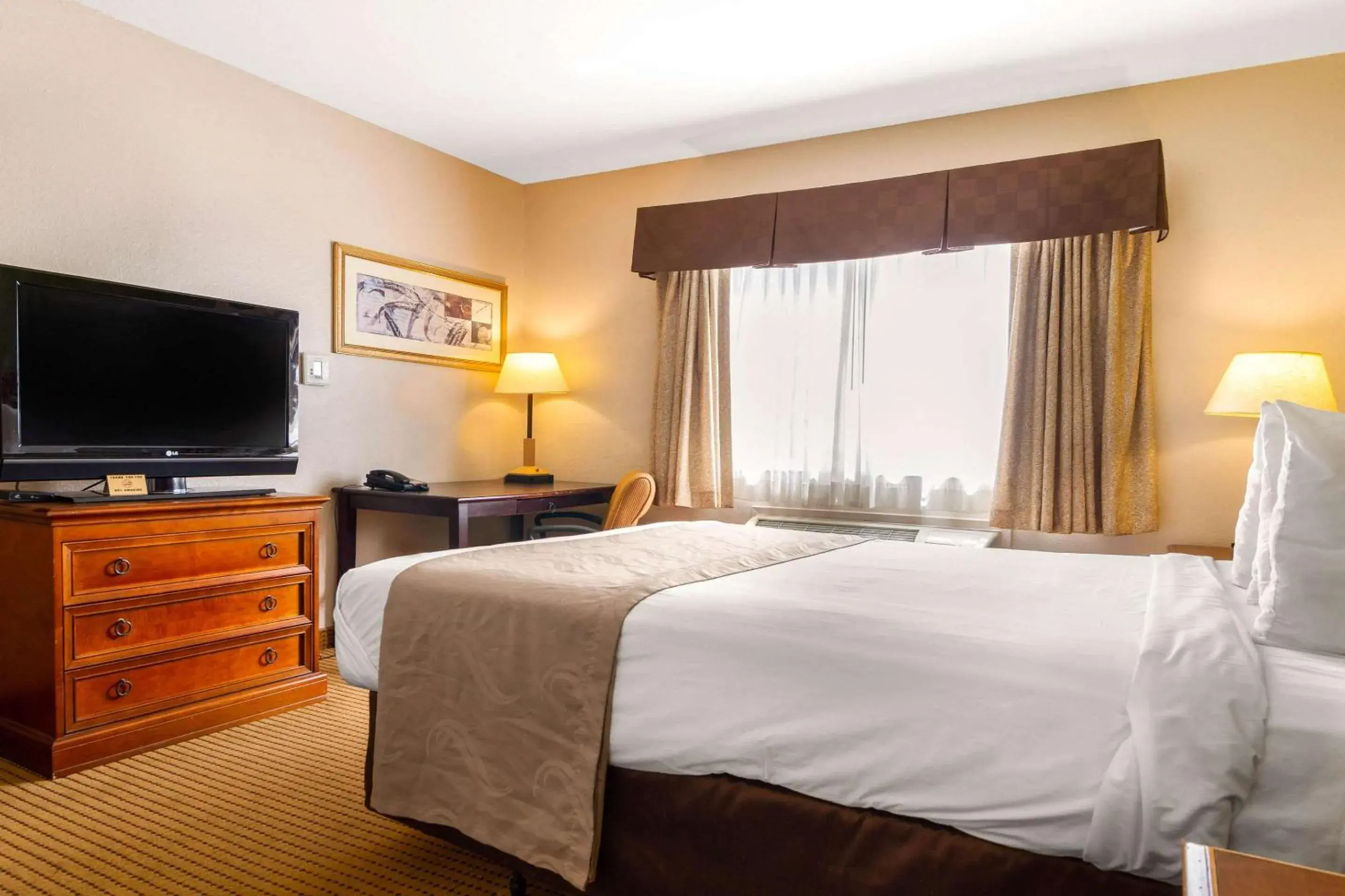 Photo of the whole room, Bed in Rodeway Inn Auburn – Foresthill