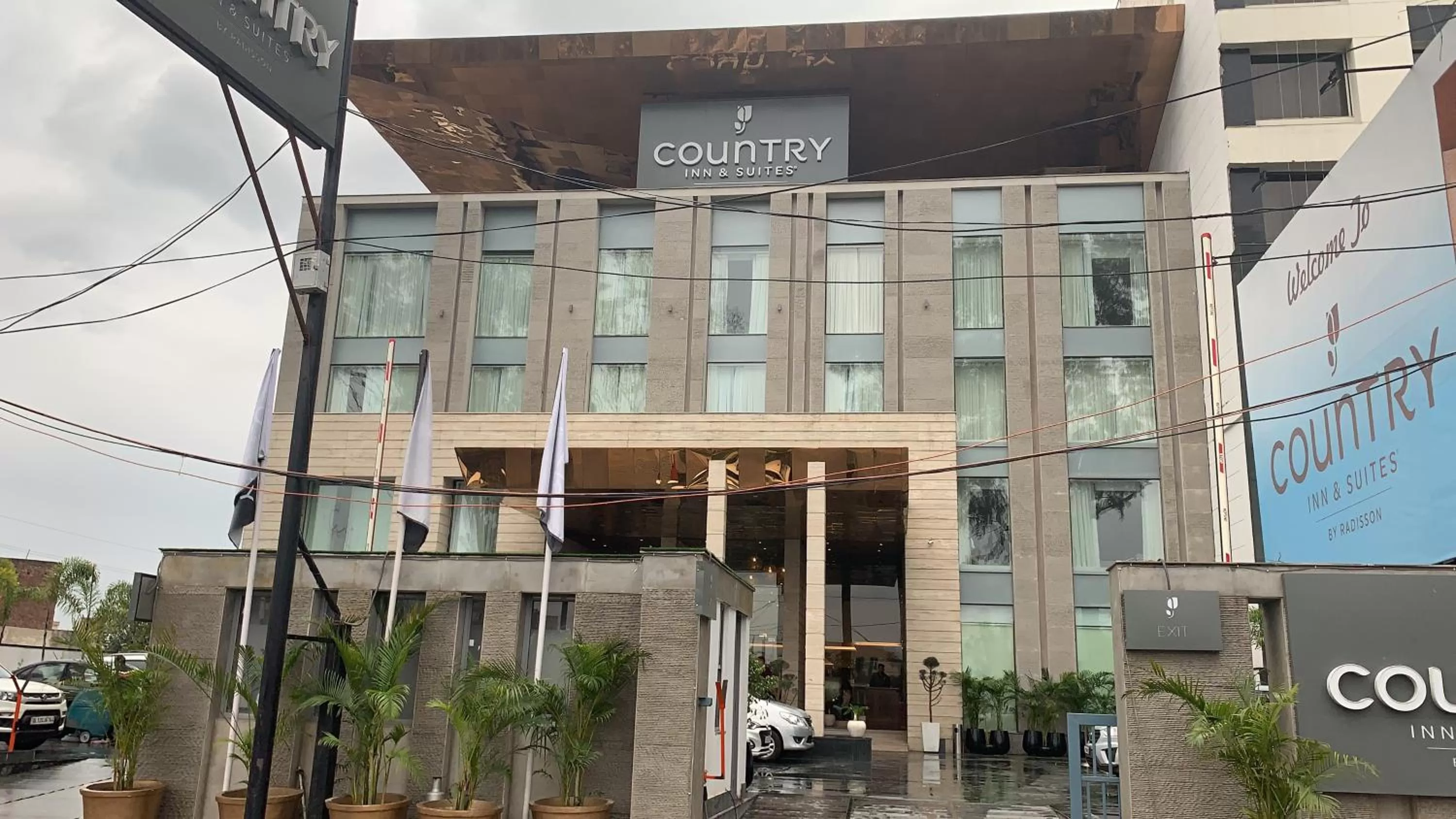 Facade/entrance in Country Inn & Suites by Radisson Chandigarh Zirakpur