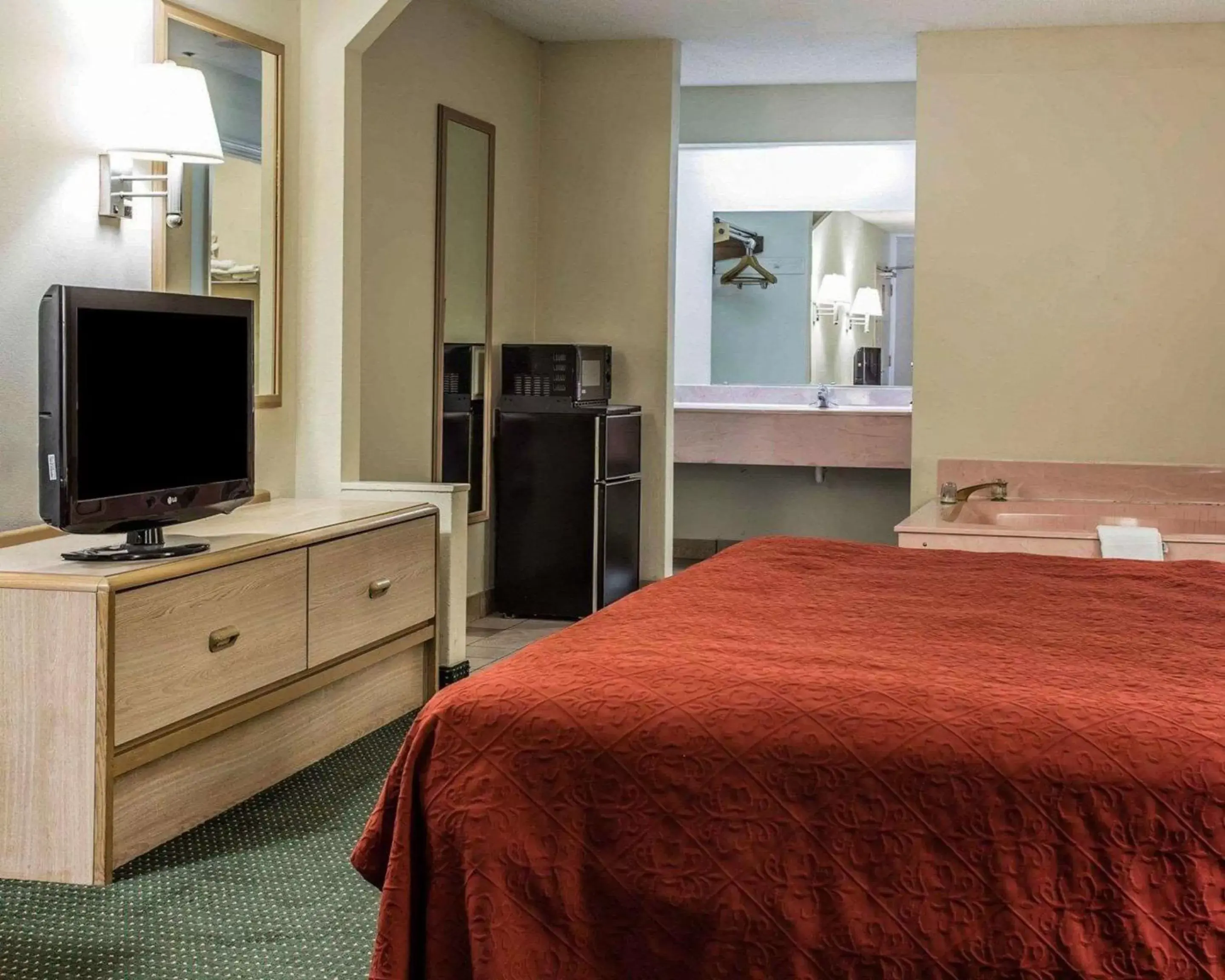 Photo of the whole room, Bed in Quality Inn & Suites Stockbridge Atlanta South I-75