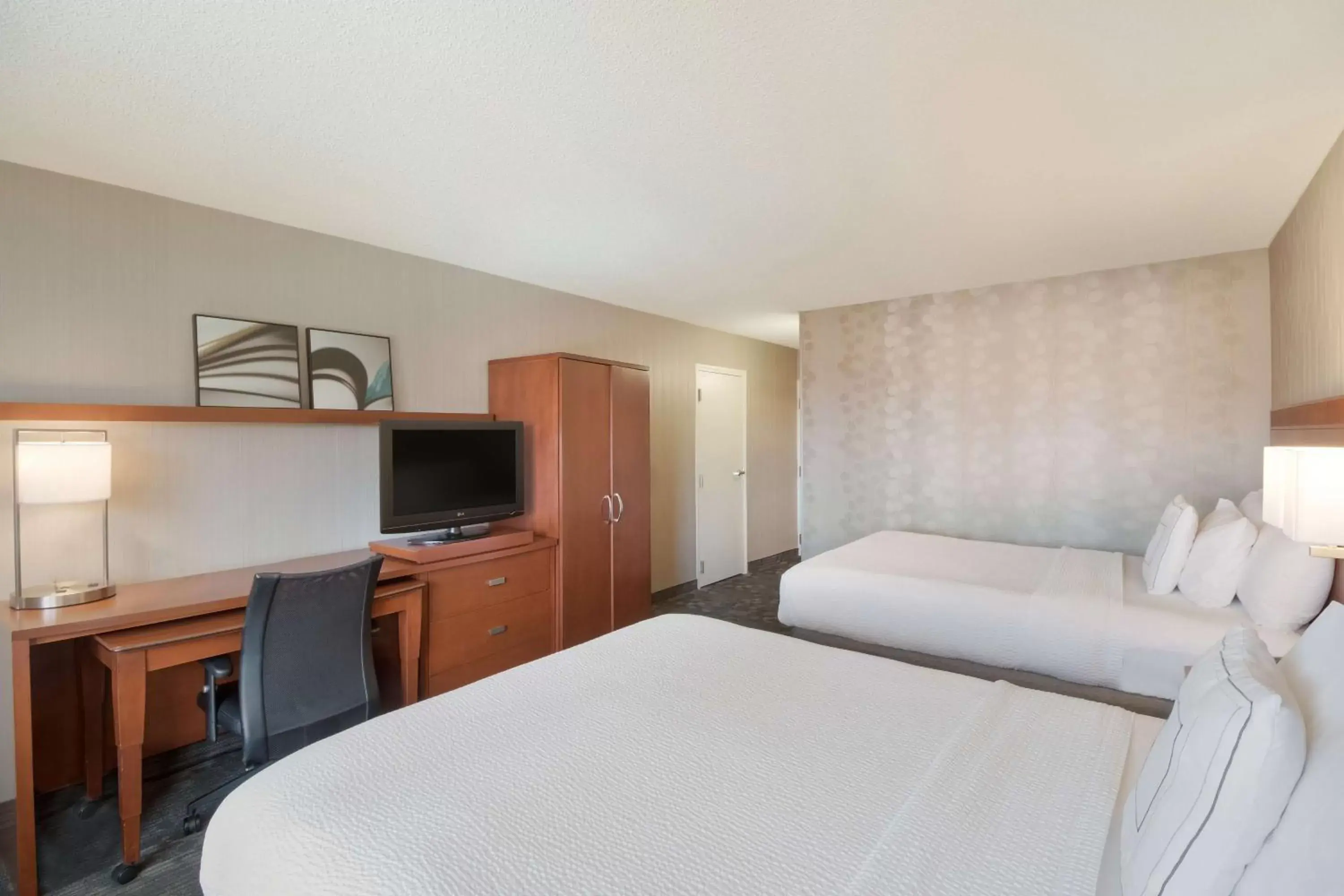 Bedroom, Bed in Sonesta Select Huntington Beach Fountain Valley