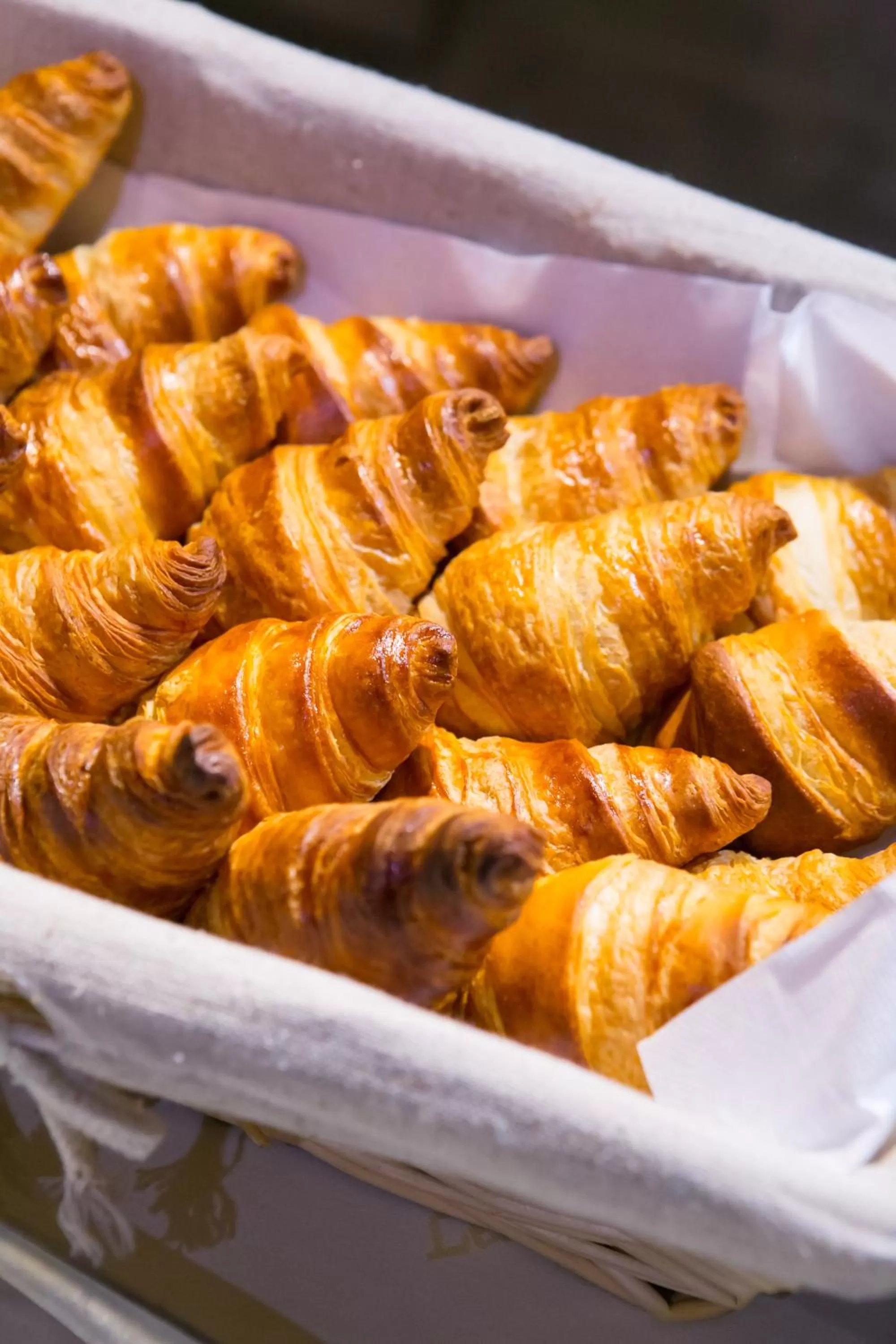 Buffet breakfast in Logis Hôtel Des Acacias Lille Neuville en Ferrain, Restaurant l'Acacias Gourmand