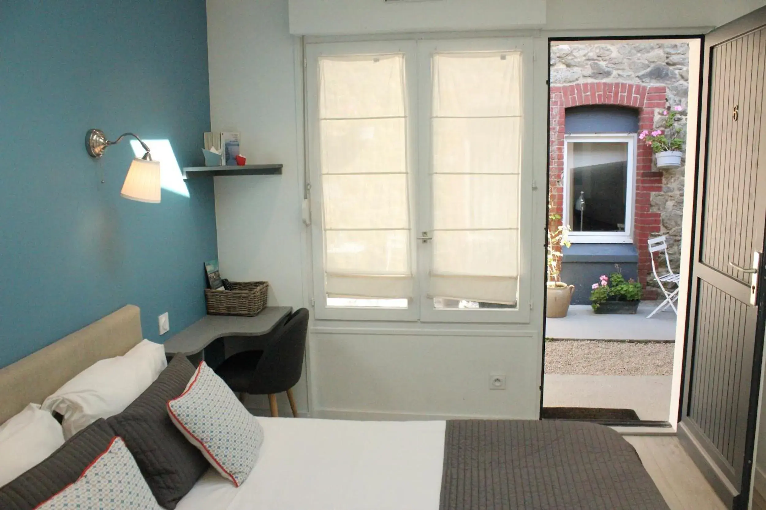 Bedroom, TV/Entertainment Center in Hotel Saint-Michel