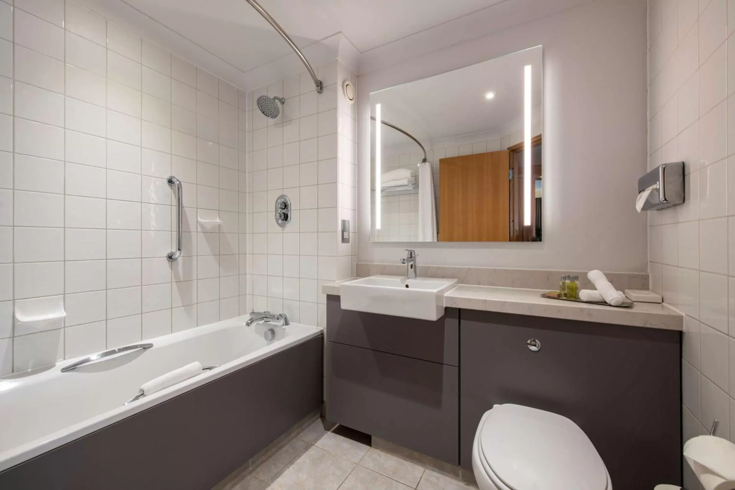 Bathroom in DoubleTree by Hilton Swindon Hotel