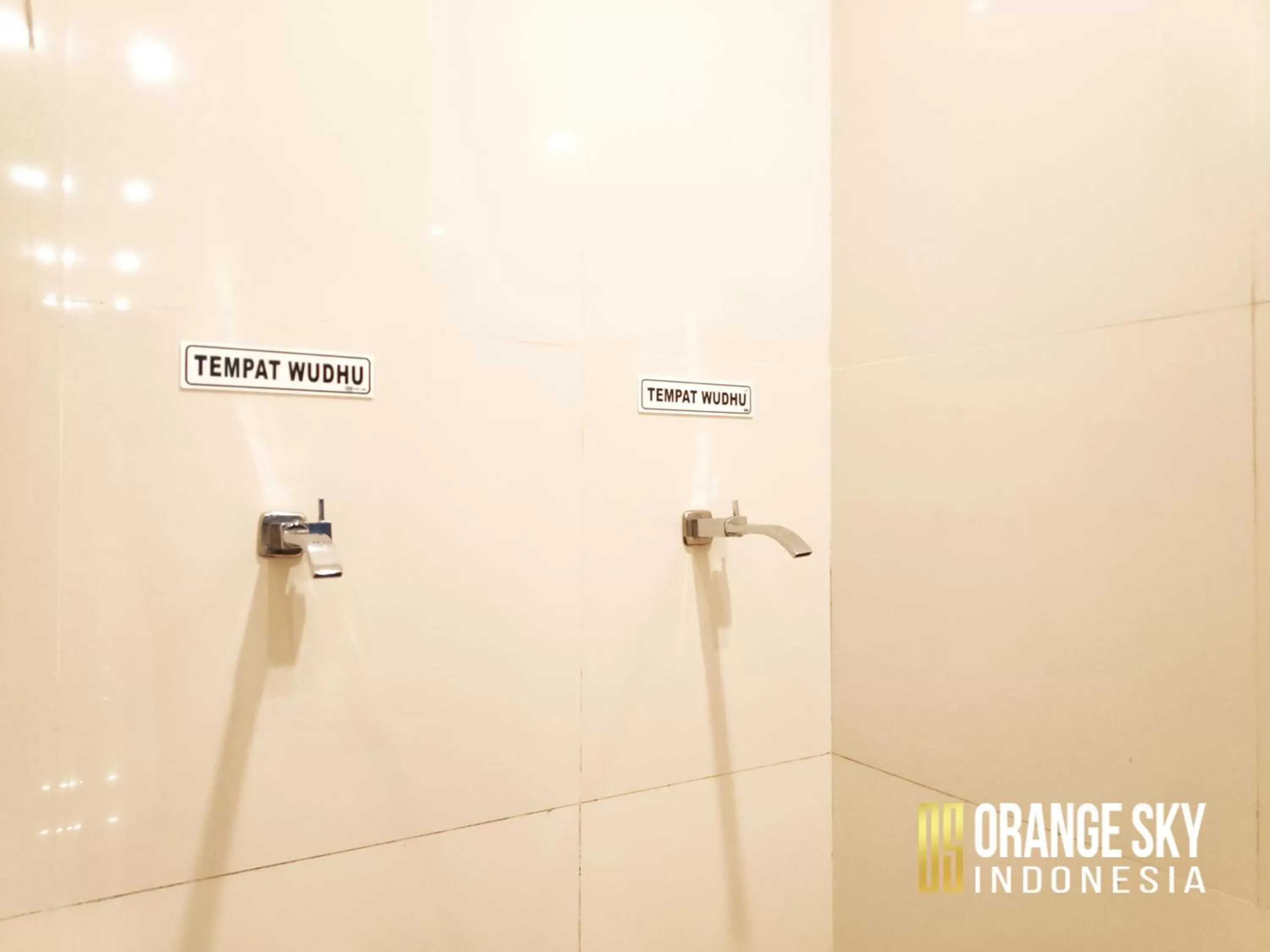 Text overlay, Bathroom in OS Hotel Airport Batam