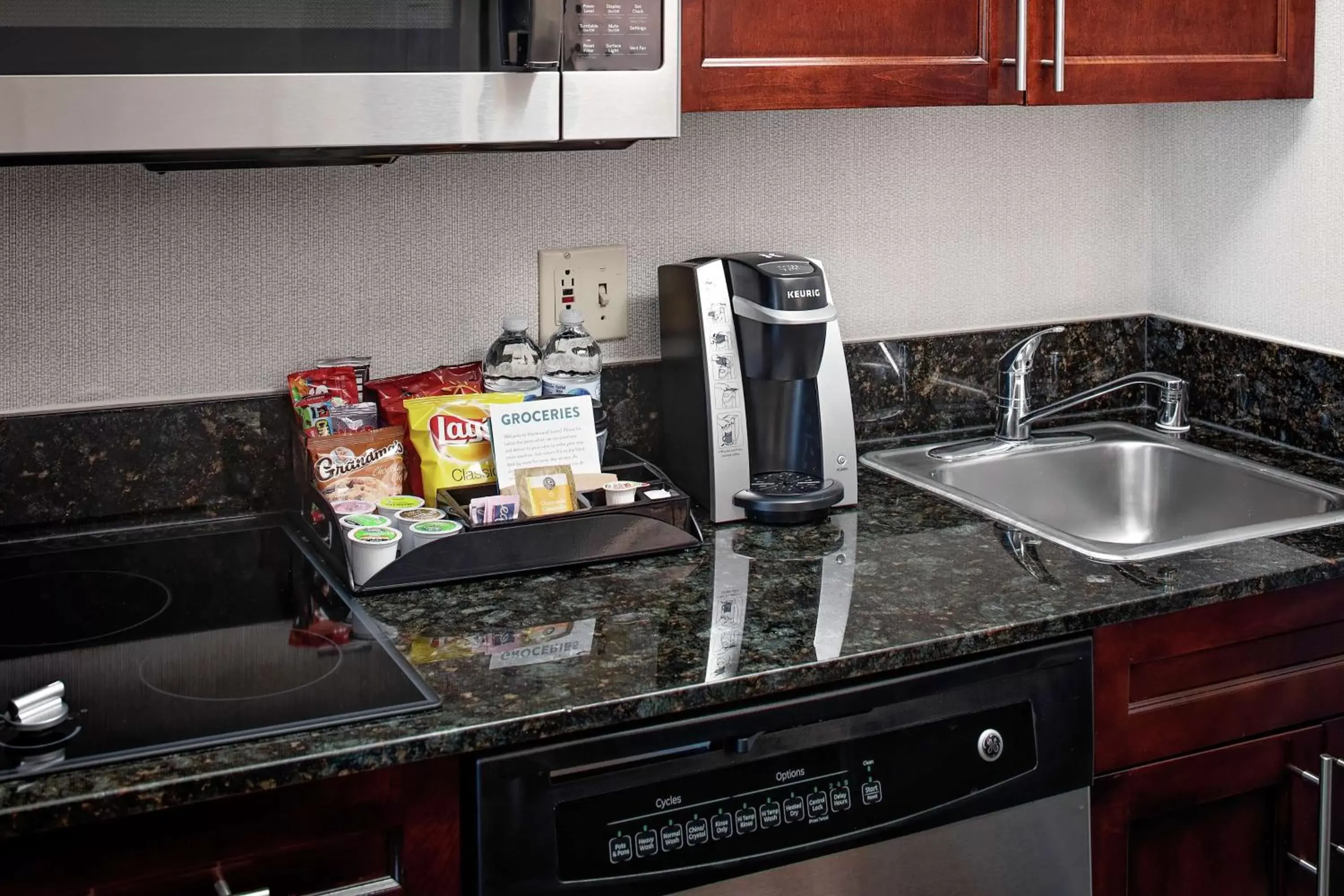 Photo of the whole room, Kitchen/Kitchenette in Homewood Suites by Hilton Dallas Market Center