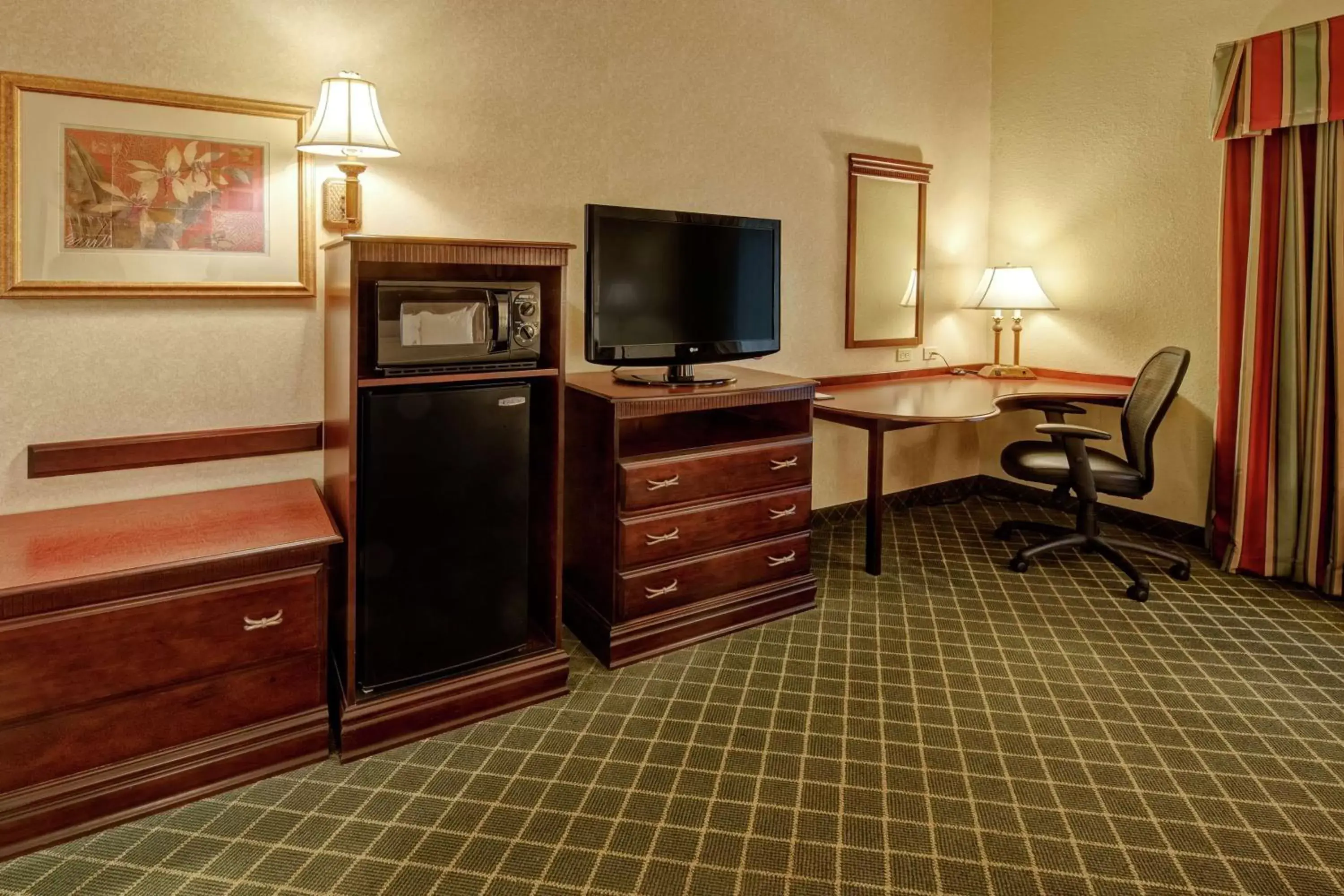 Bedroom, TV/Entertainment Center in Hampton Inn Cambridge