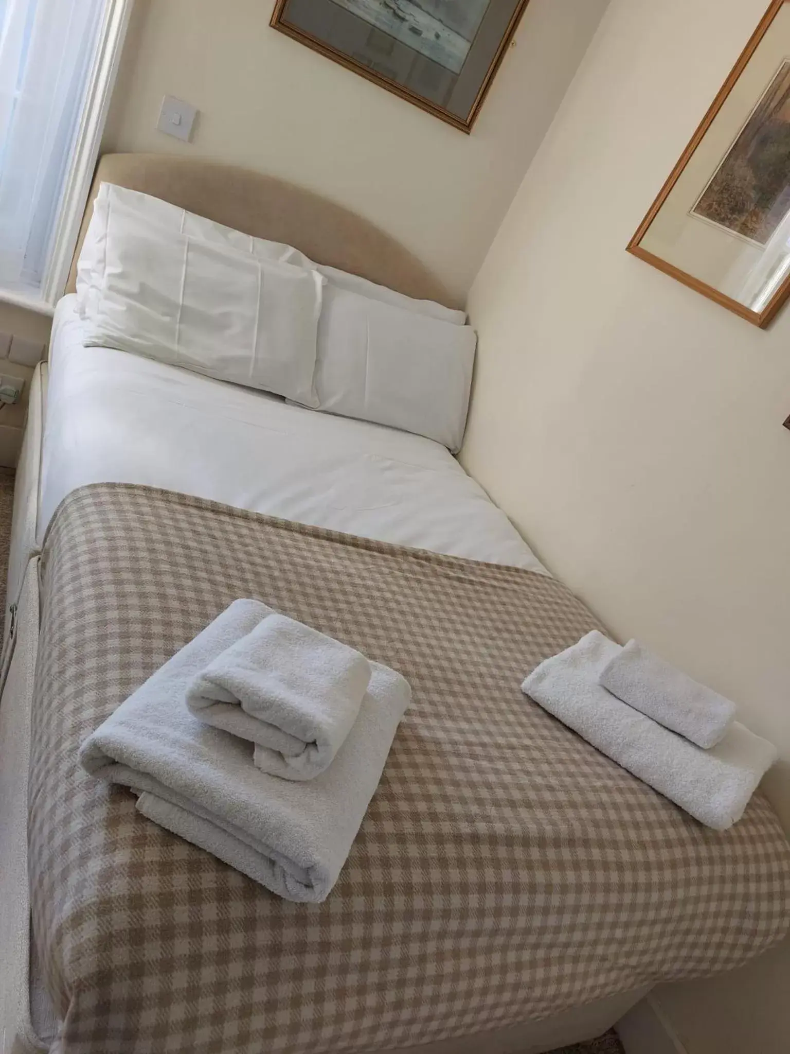 Budget Single Room in The Black Horse Inn Budget Single Room in The Black Horse Inn