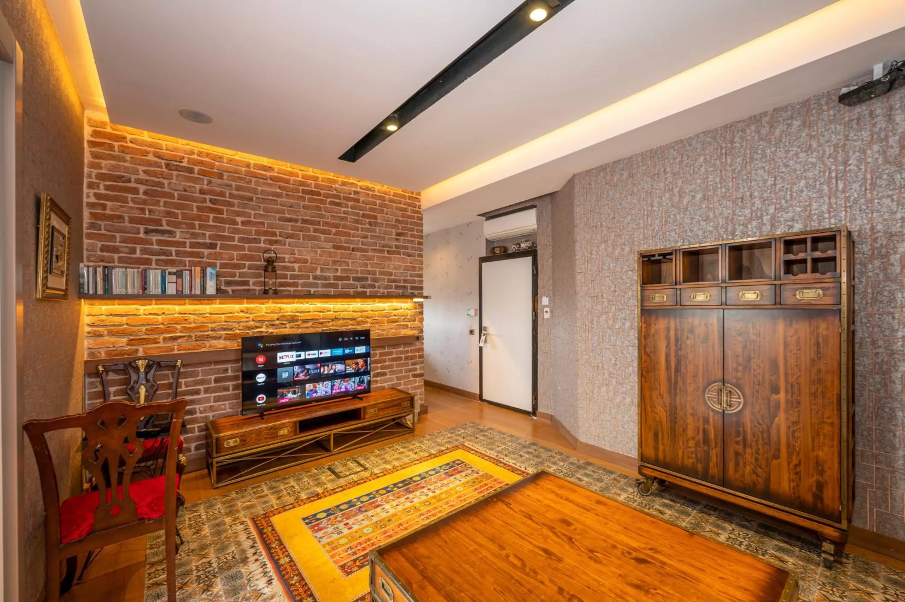 Communal lounge/ TV room in O'Pera Okanlı Suites